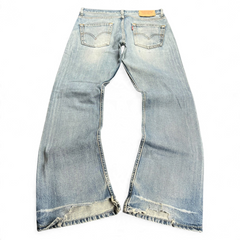TWC Vintage Levi’s 507 Bootcut Jeans in hellblauem Denim mit ausgefransten Säumen und klassischem Five-Pocket-Design