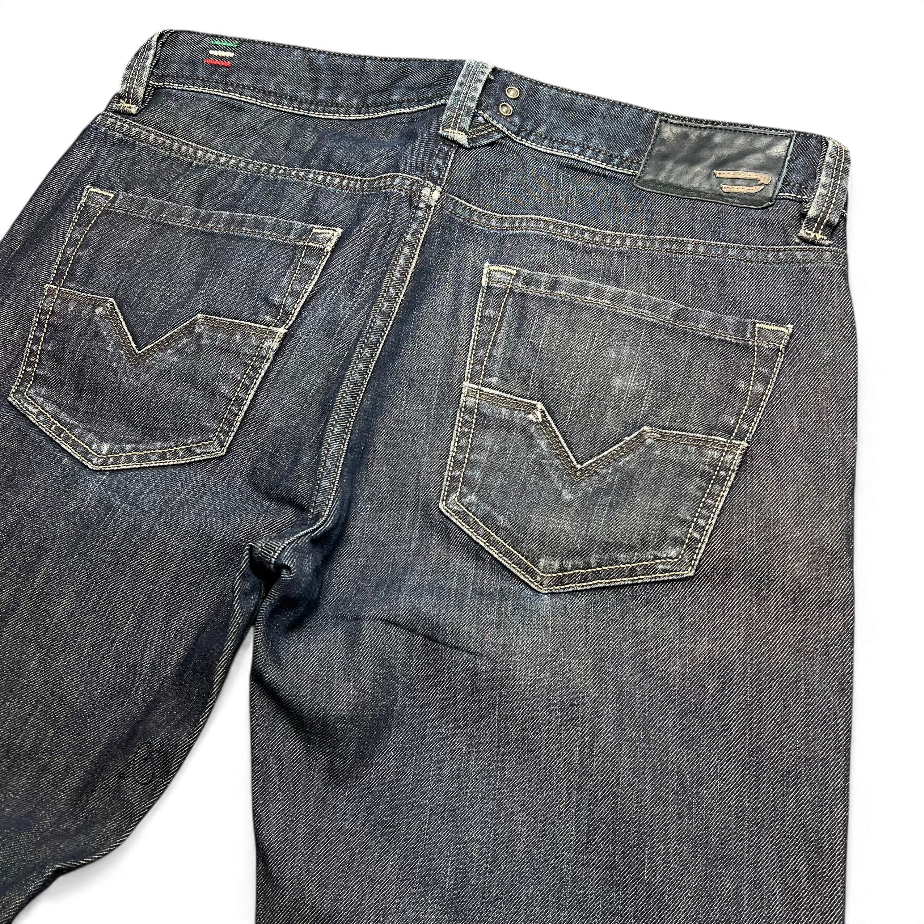 TWC Vintage Diesel Larkee Straight Jeans in verwaschenem Dunkelblau mit markanten Gesäßtaschen und Leder-Patch
