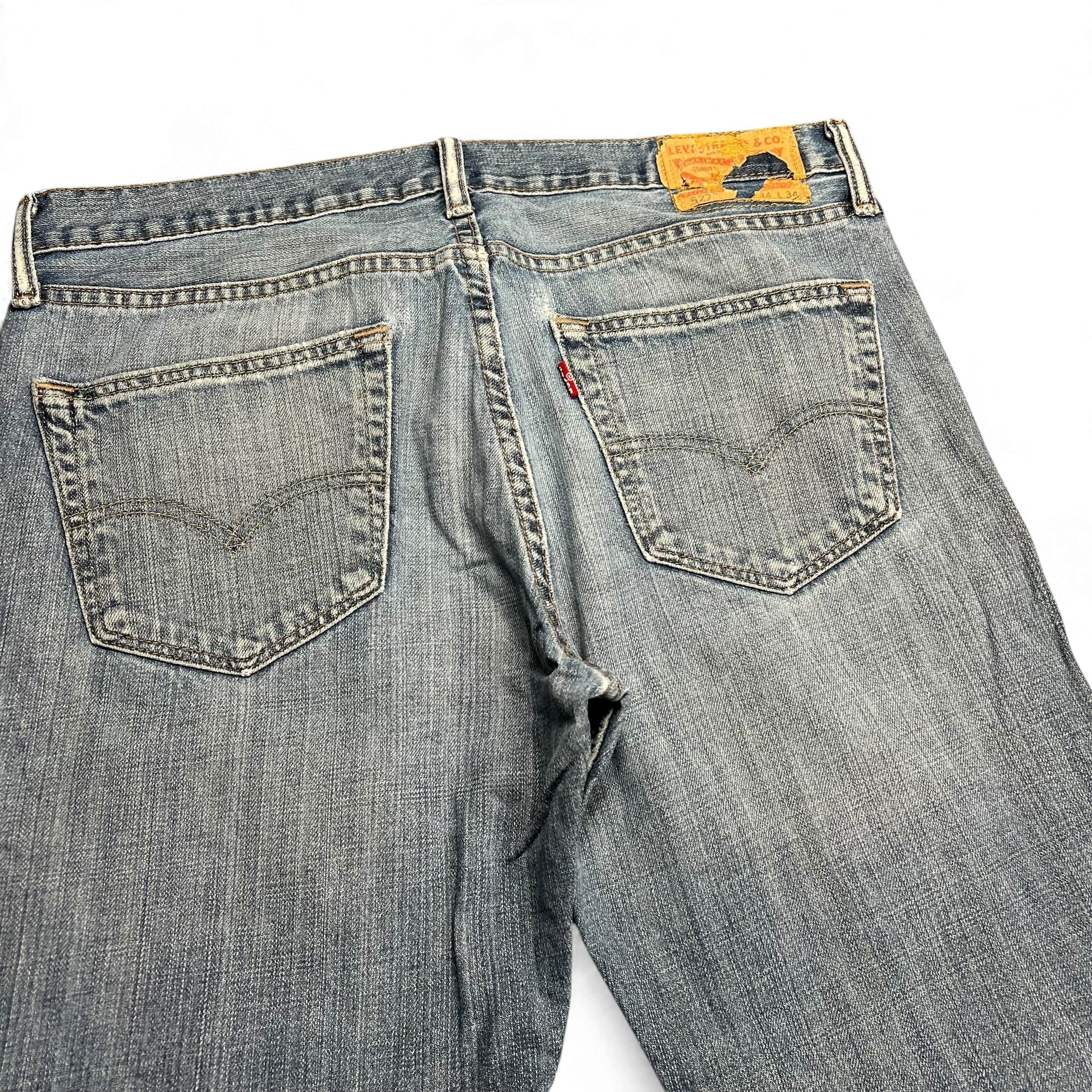 TWC Vintage Levi’s 527 Bootcut Jeans in hellblauem Denim mit klassischem Lederpatch und Gesäßtaschen