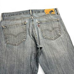 TWC Vintage Levi’s 527 Bootcut Jeans in hellblauem Denim mit klassischem Lederpatch und Gesäßtaschen