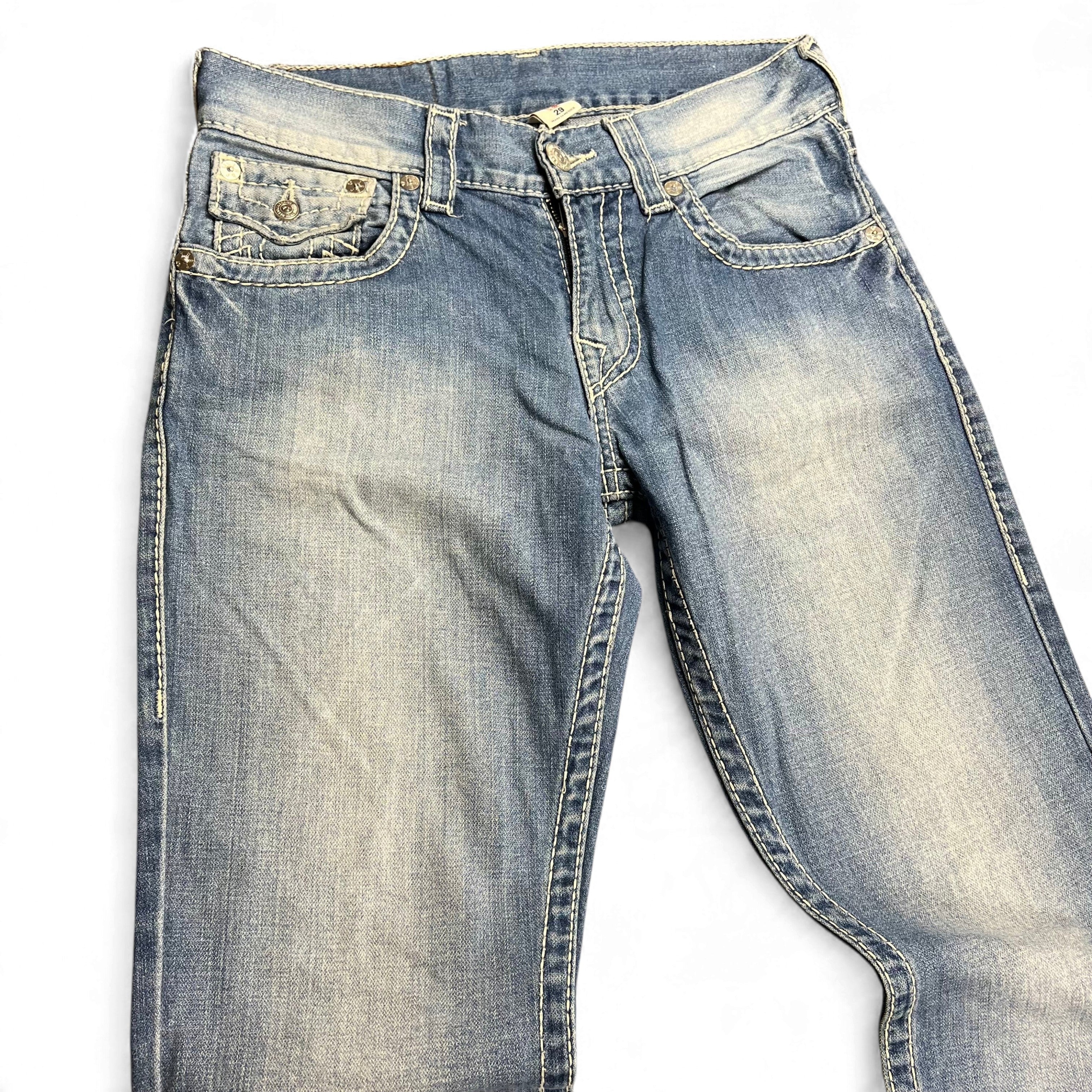 TWC Vintage True Religion Straight Jeans in verwaschenem Blau mit markanten Kontrastnähten und Knopfverschluss