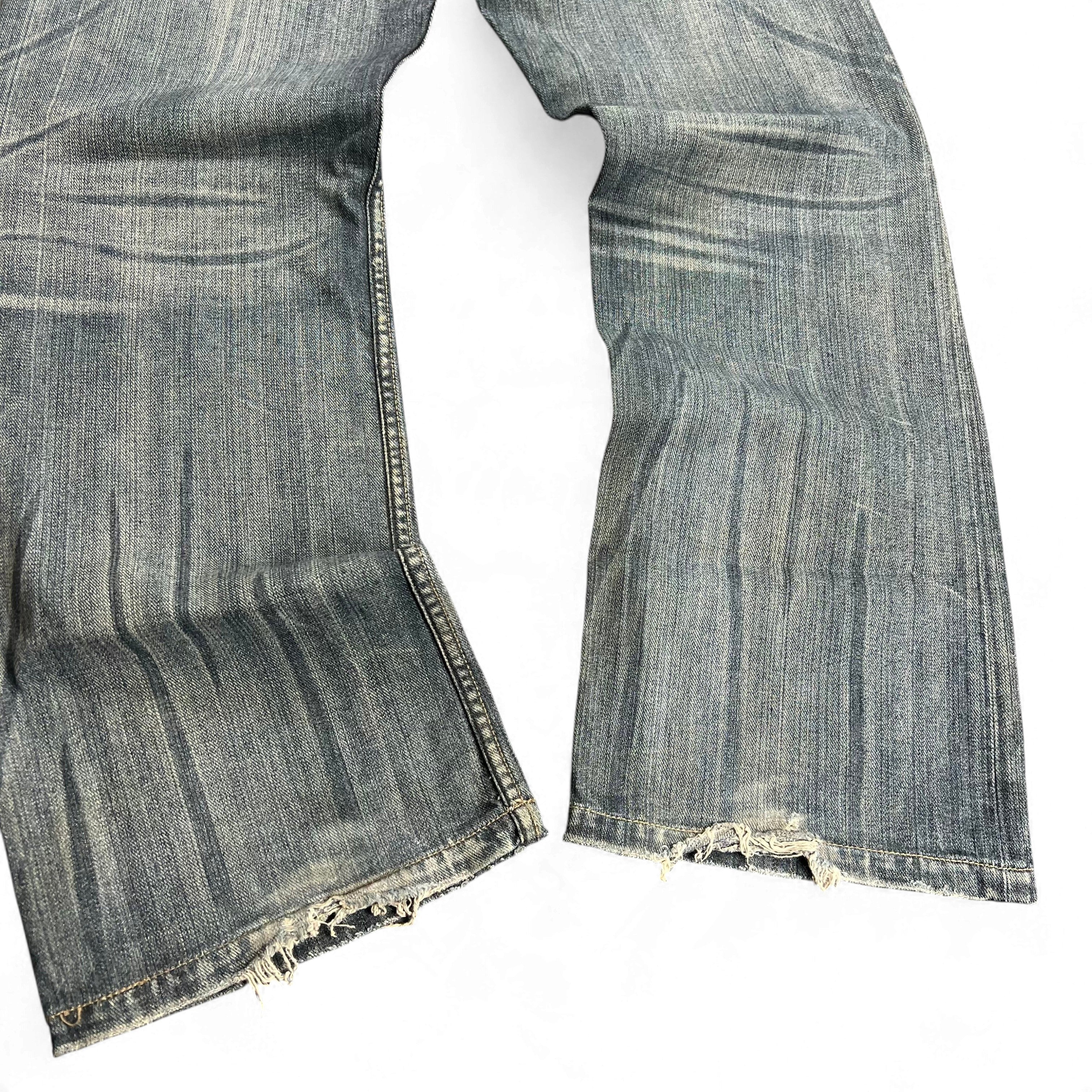 TWC Vintage Armani Jeans mit verwaschener blauer Optik und ausgefransten Beinabschlüssen im Baggy-Stil