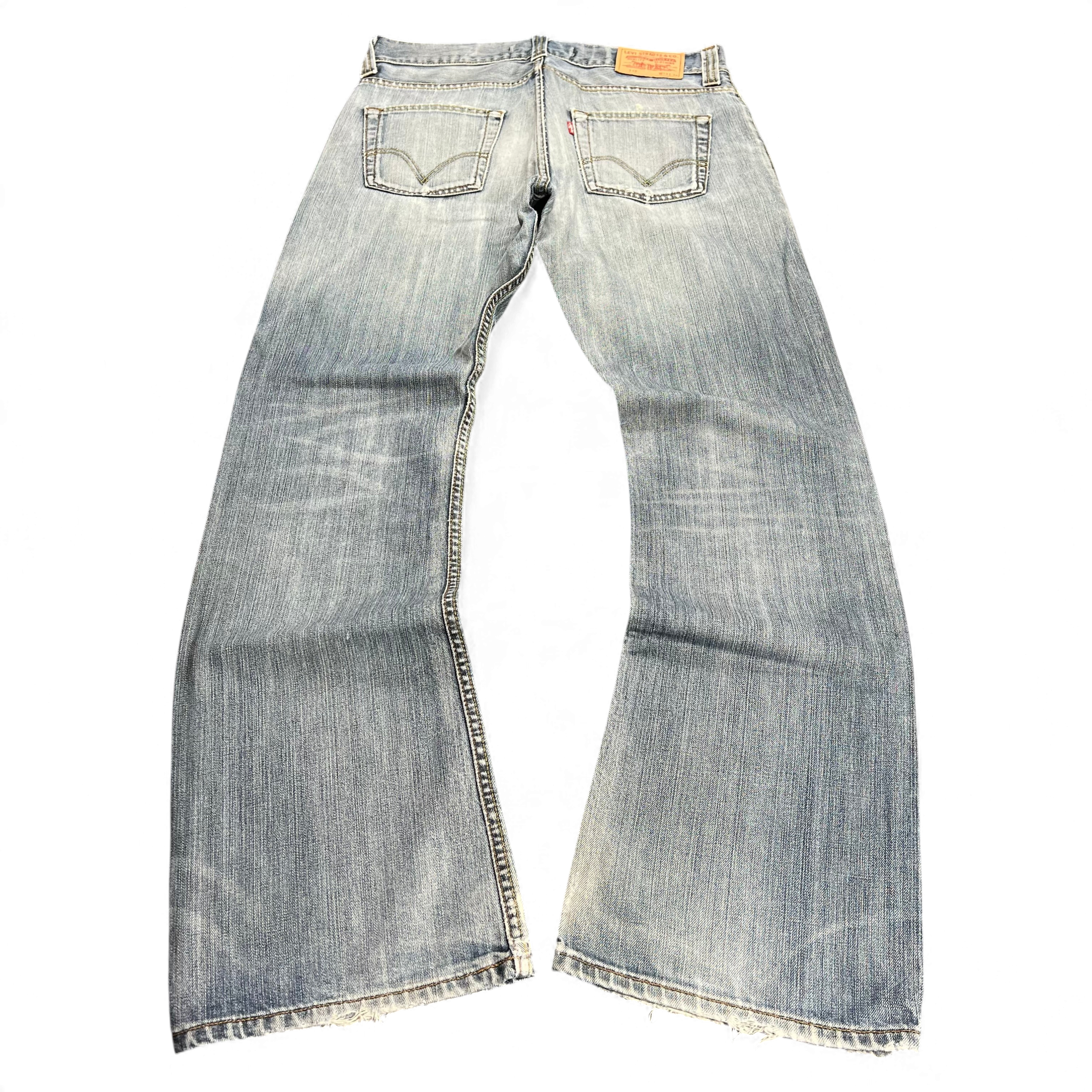 TWC Vintage Levi's Jeans in verwaschenem Blau mit geradem Bein und ausgefransten Säumen in der Rückansicht