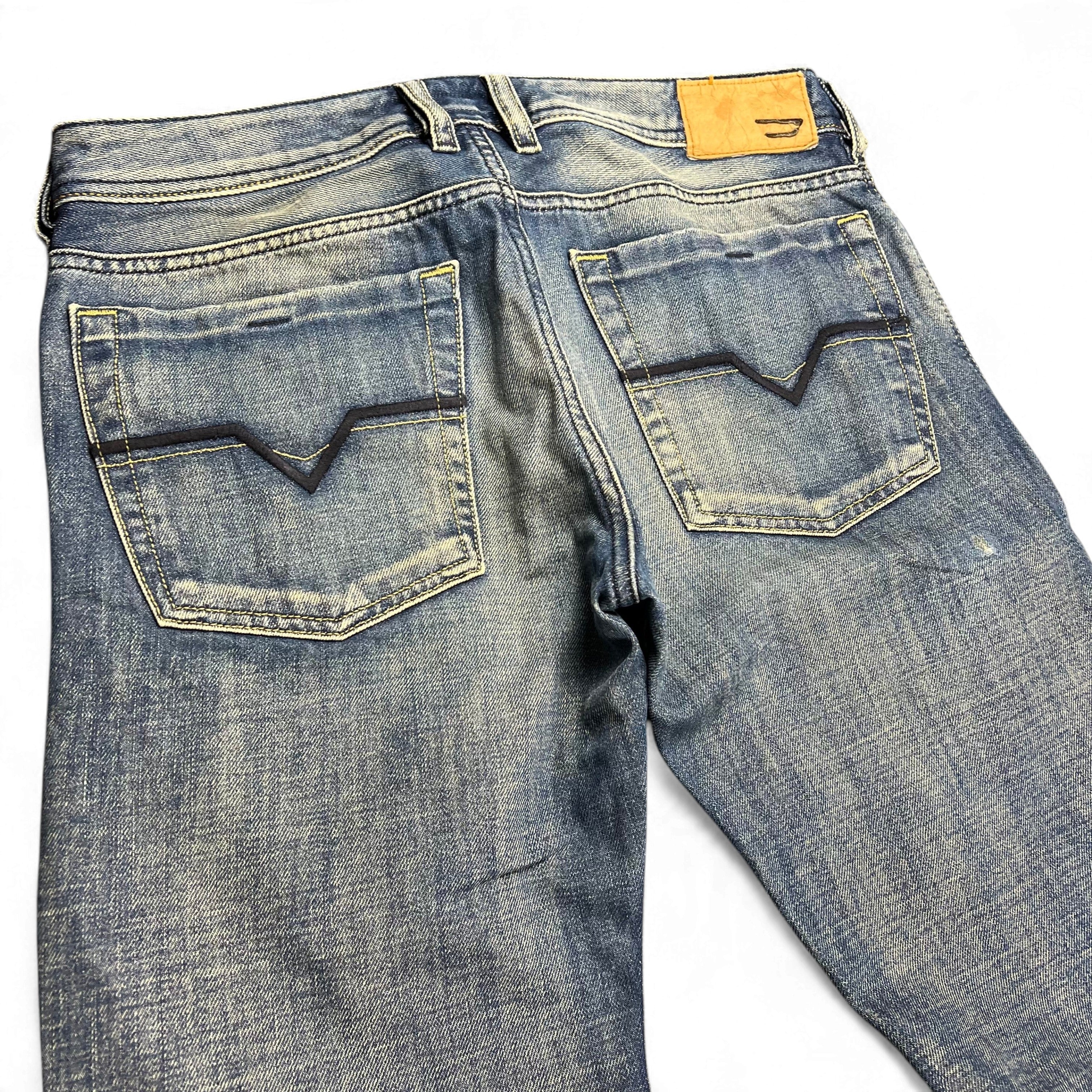 TWC Vintage Diesel Zathan Bootcut Jeans in blauem Denim mit charakteristischen Gesäßtaschen und Lederpatch