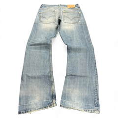 TWC Vintage Levi’s 507 Bootcut Jeans in hellblauem Denim mit Used-Optik und klassischem Lederpatch auf der Rückseite