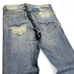 TWC Vintage Diesel Larkee Straight Jeans in verwaschenem Blau mit markanten Gesäßtaschen und V-Naht-Details