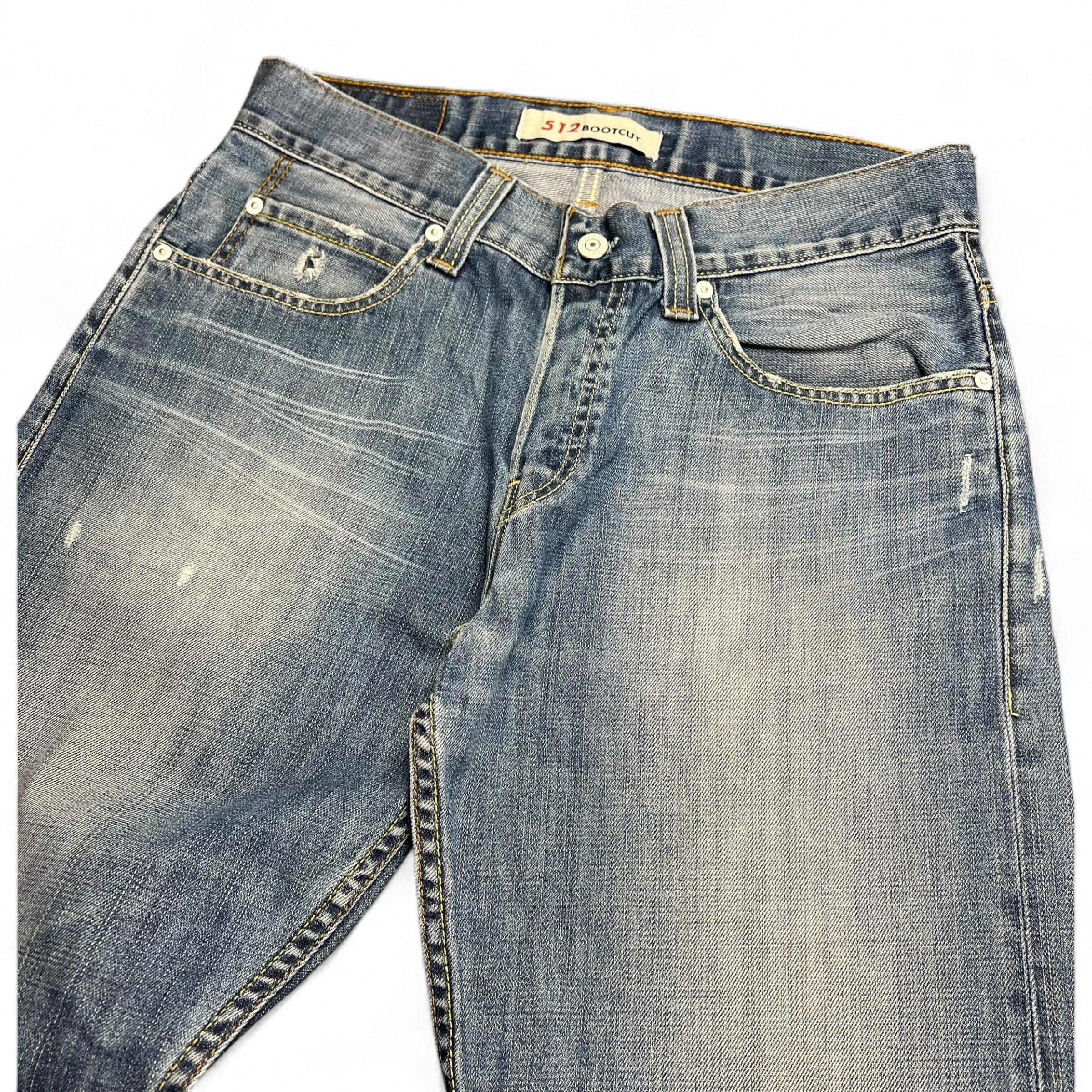 TWC Vintage Levi’s 512 Bootcut Jeans in verwaschenem Blau mit Used-Look-Details und klassischem Five-Pocket-Design