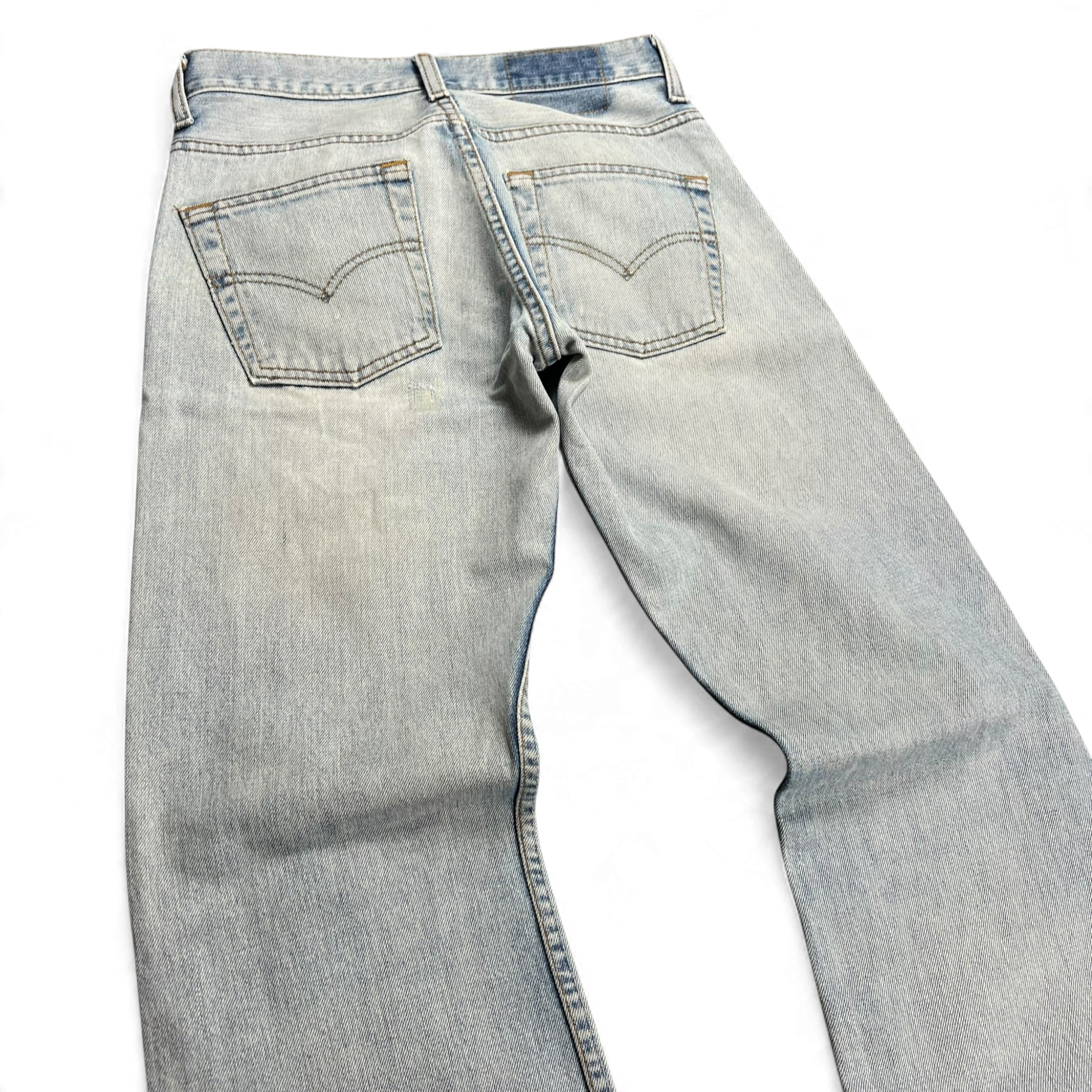TWC Vintage Levi’s 507 Bootcut Jeans in hellblauem Denim mit klassischer Rückentaschen-Stickerei