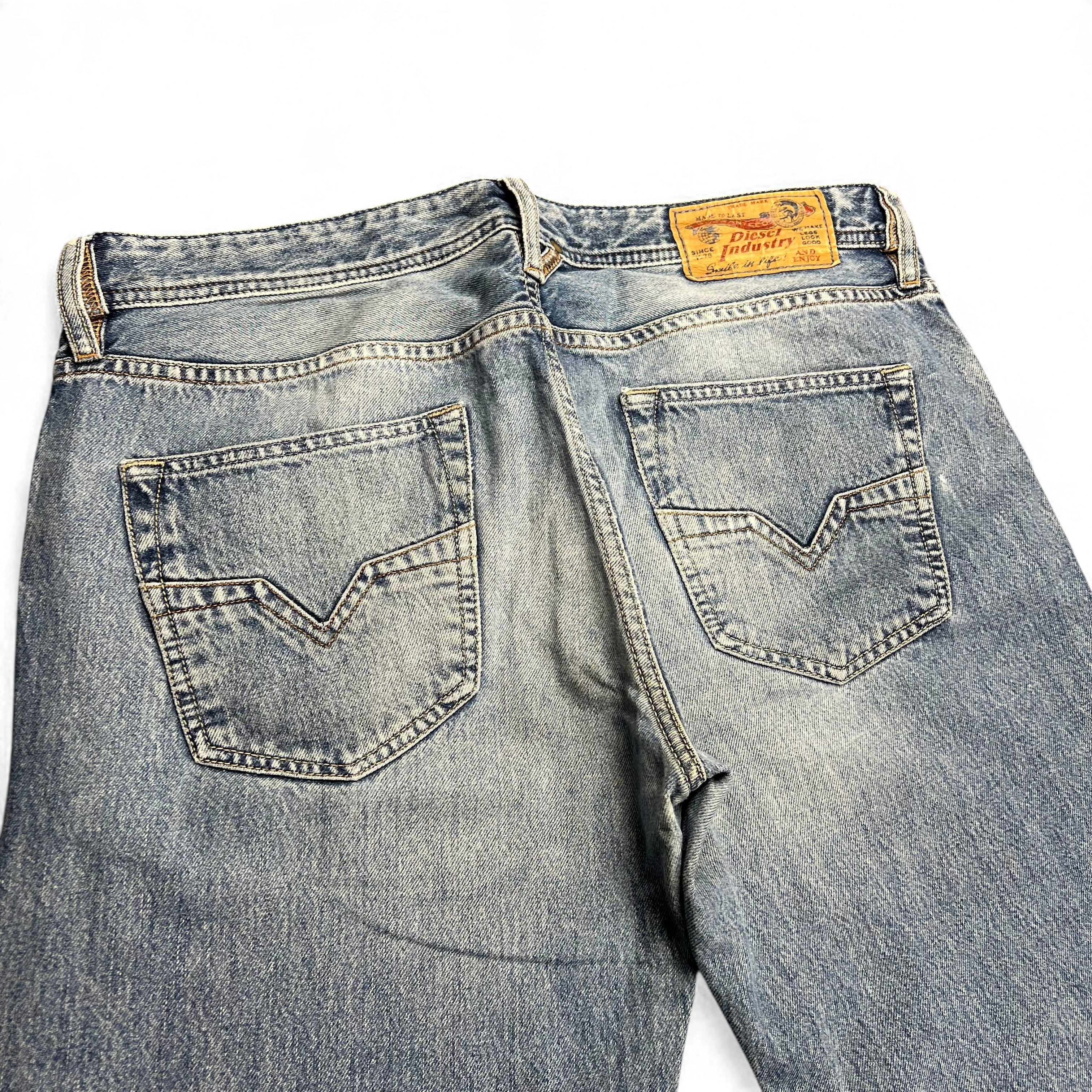 TWC Vintage Diesel Larkee Straight Jeans in hellblauem Denim mit klassischem Lederpatch und Gesäßtaschen
