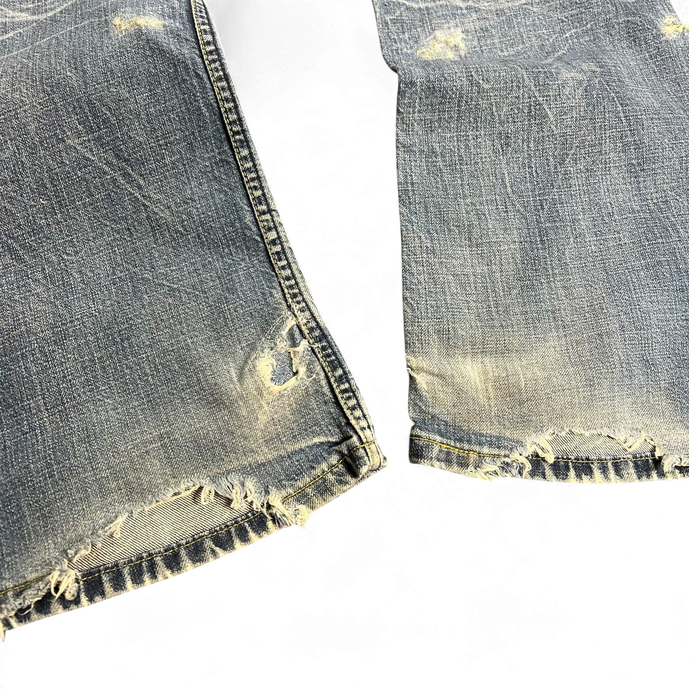 TWC Vintage Levi’s 527 Bootcut Jeans in blauem Denim mit Distressed-Details und ausgefransten Säumen