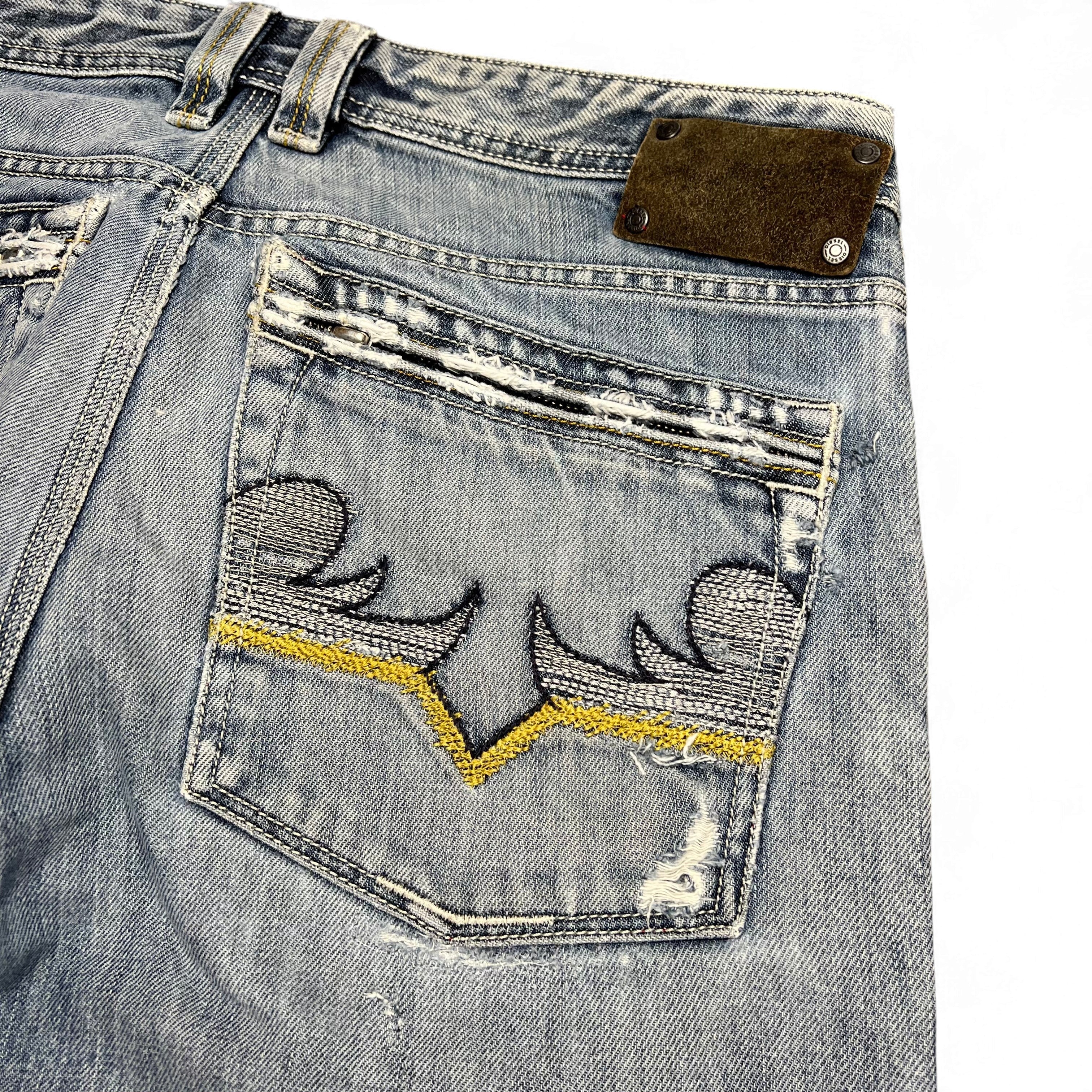 TWC Vintage Diesel Straight Jeans in hellblauem Denim mit bestickter Gesäßtasche und braunem Lederpatch