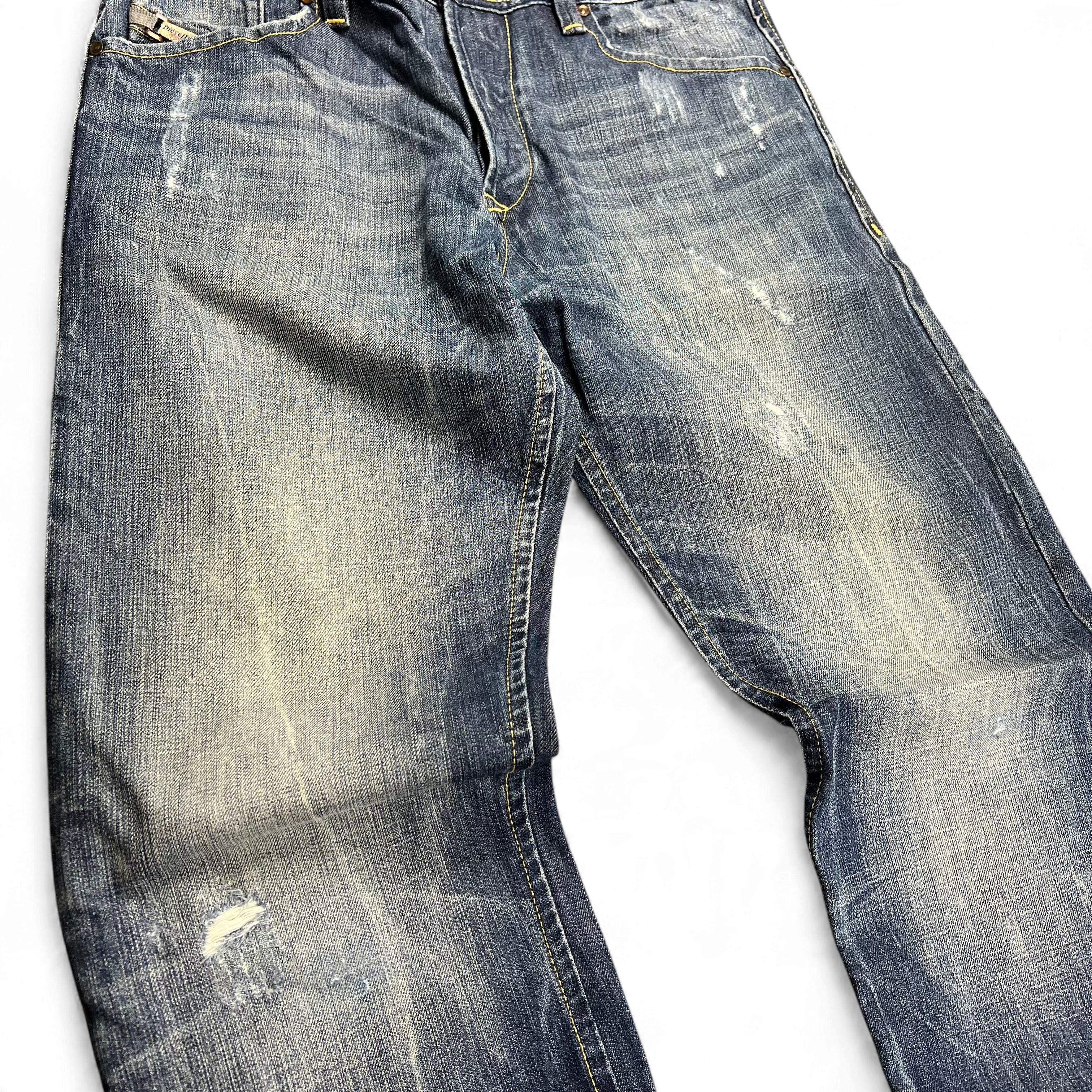 TWC Vintage Diesel Darron Straight Jeans in verwaschenem Blau mit Distressed-Details und geradem Schnitt