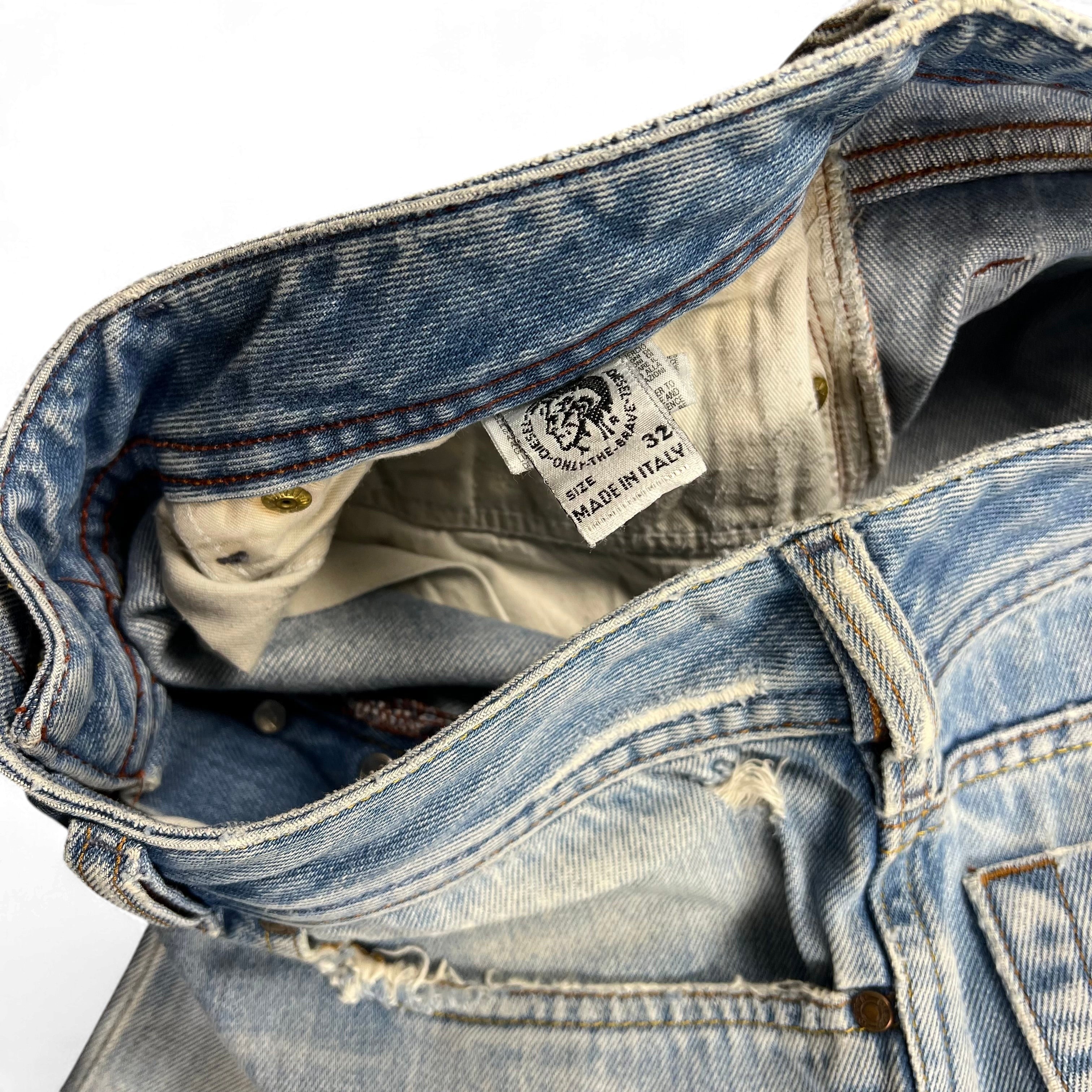 TWC Vintage Diesel Zatiny Bootcut Jeans aus blauem Denim mit Etikett Made in Italy und Used-Optik