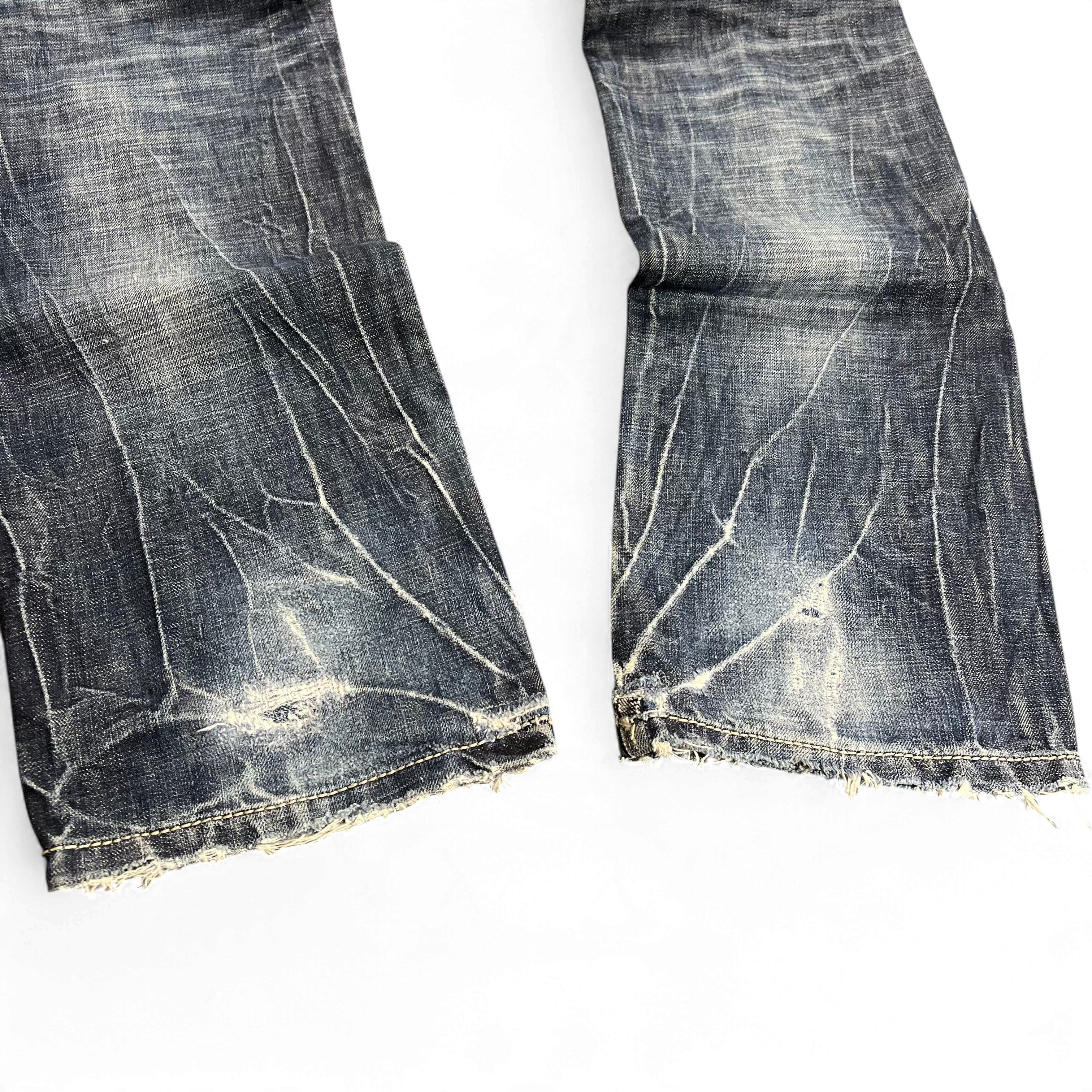 TWC Vintage Evisu KC Straight Jeans mit verwaschenem Denim-Look und ausgefransten Beinabschlüssen