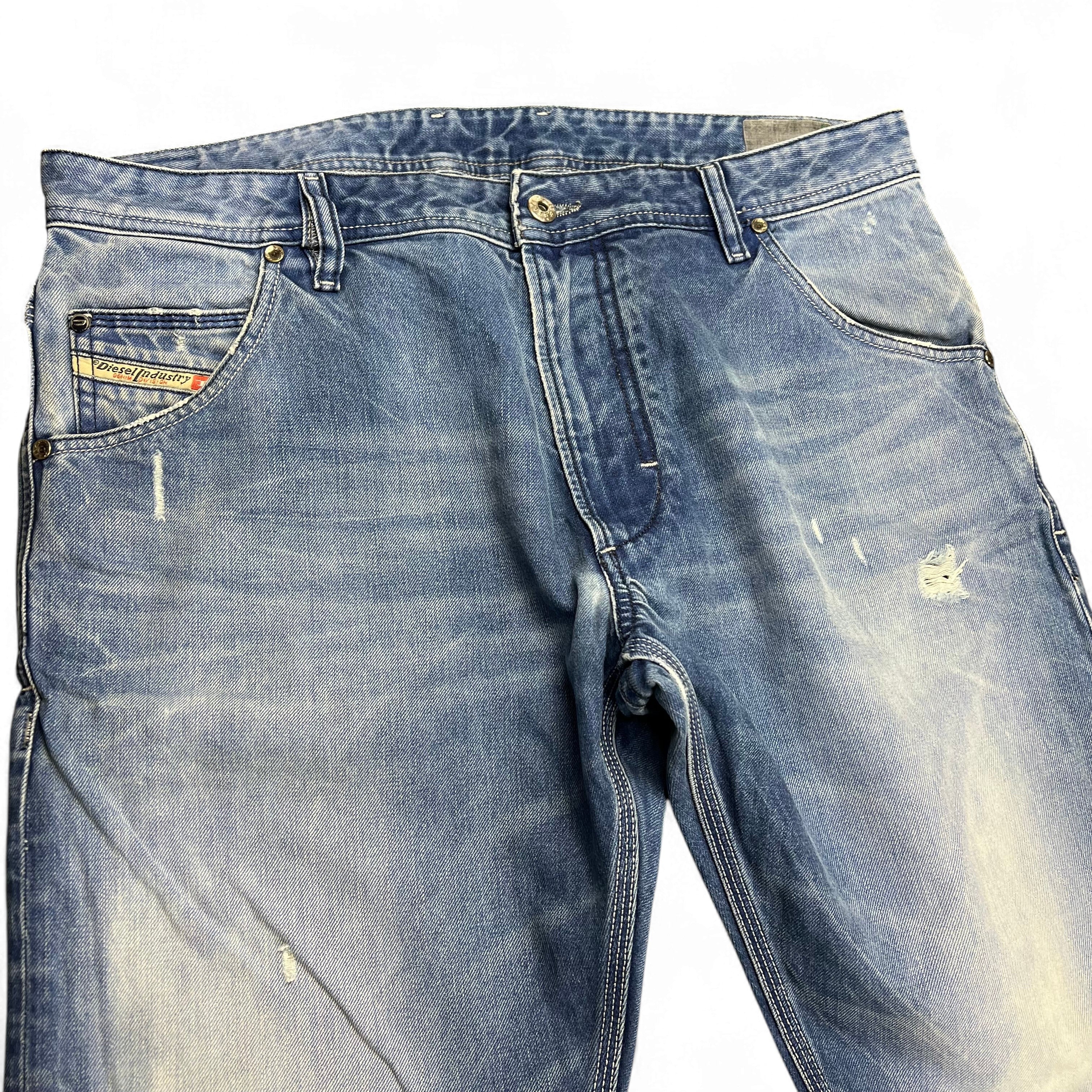 TWC Vintage Diesel Straight Jeans in hellblauem Denim mit Used-Look und Distressed-Details