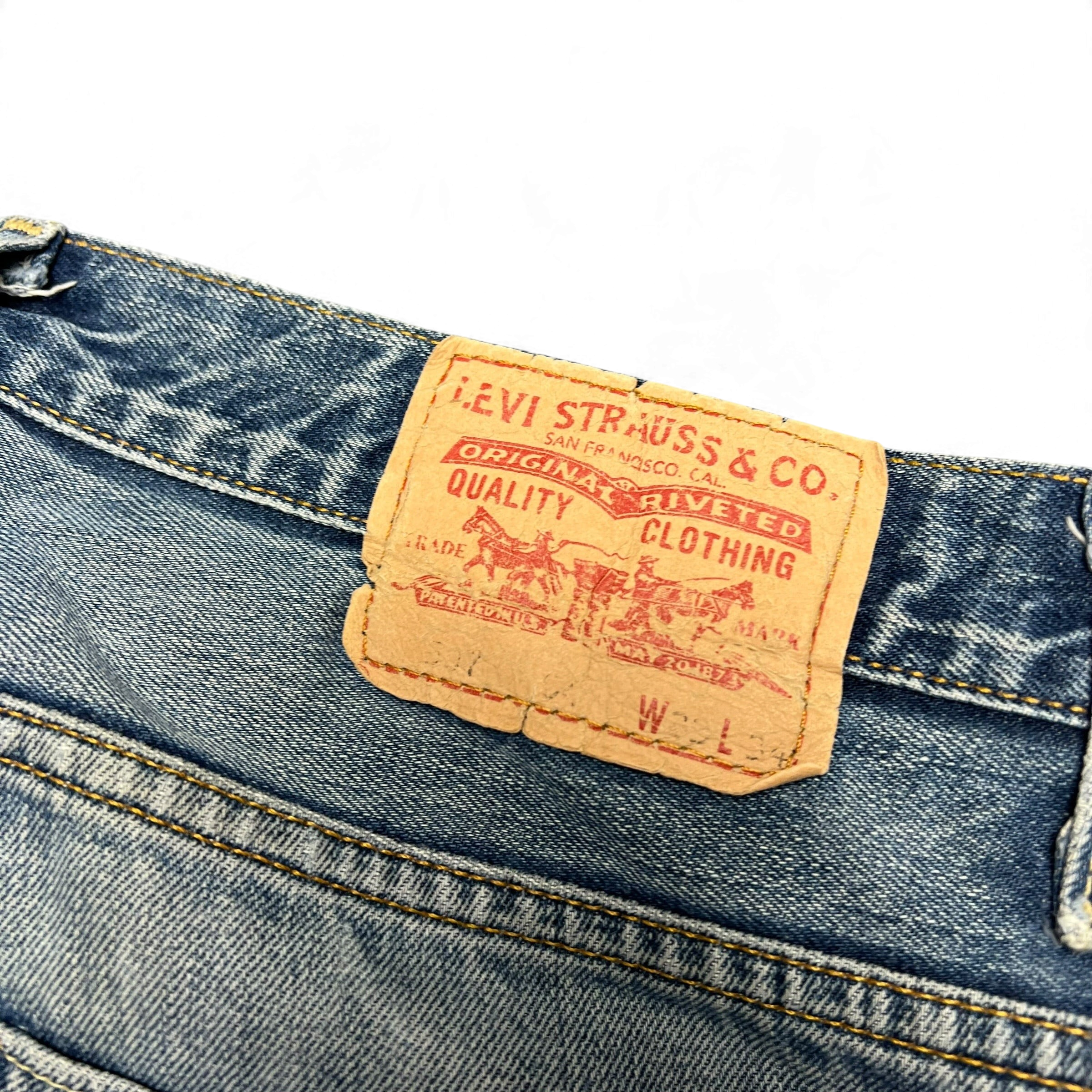 TWC Vintage Levi’s 507 Bootcut Jeans mit klassischem braunem Leder-Label und blauer Denim-Waschung