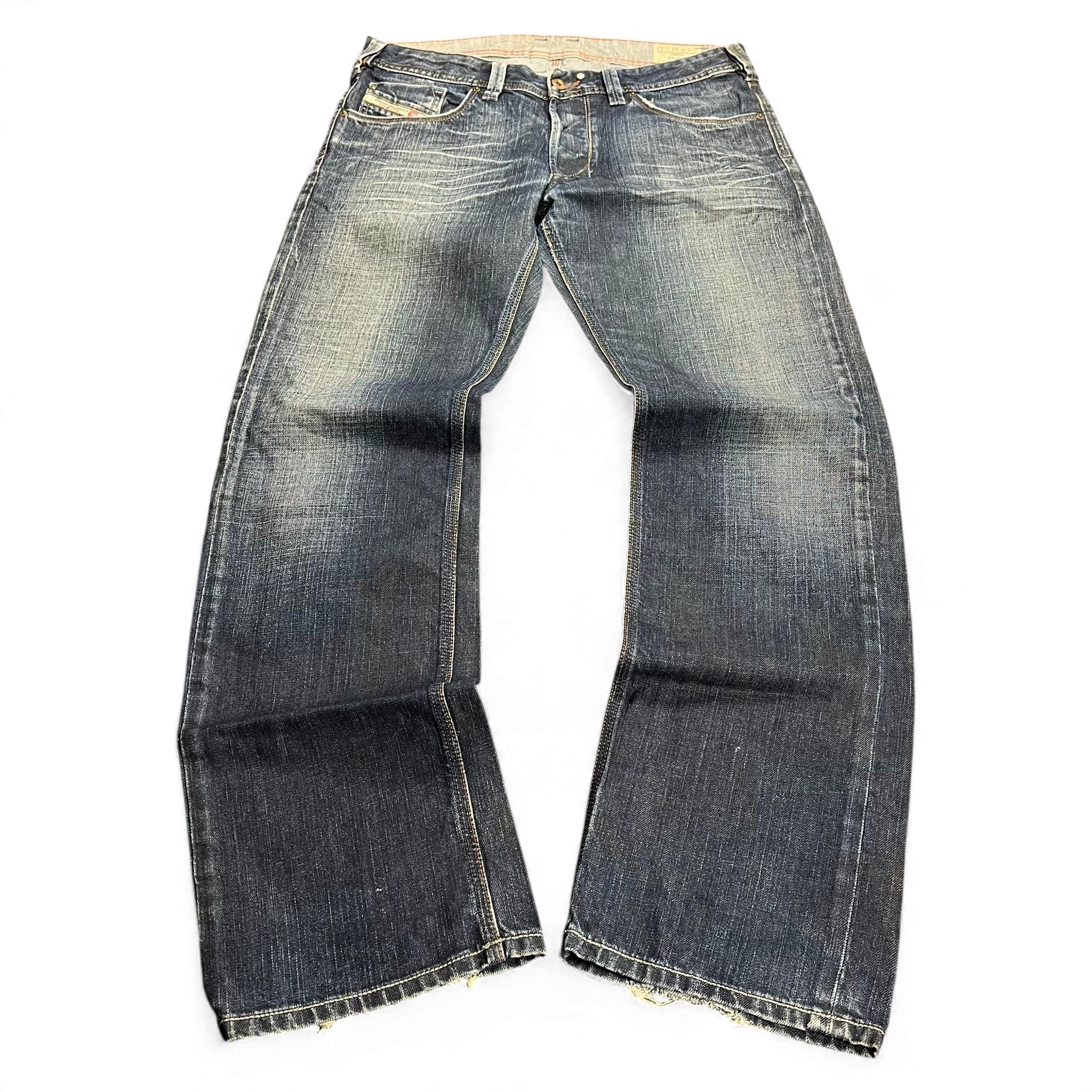 TWC Vintage Diesel Yarik Straight Jeans mit Waschung und Stickerei in Blau