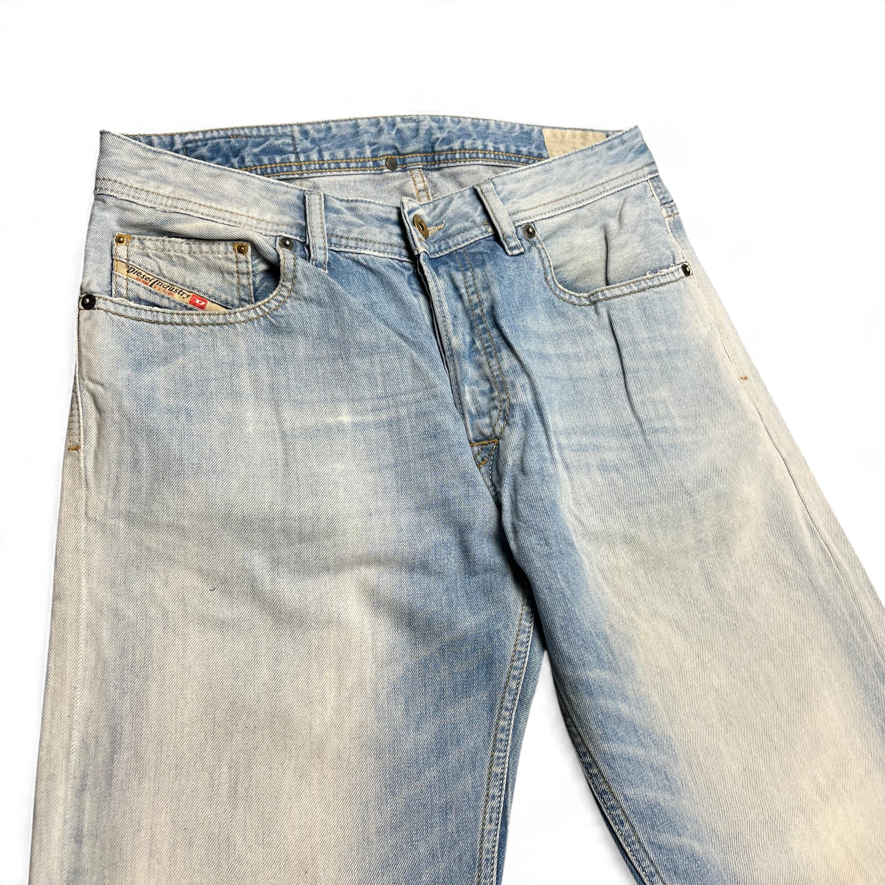 TWC Vintage Diesel Jeans in hellblauer Waschung mit geradem Schnitt und klassischem Five-Pocket-Design