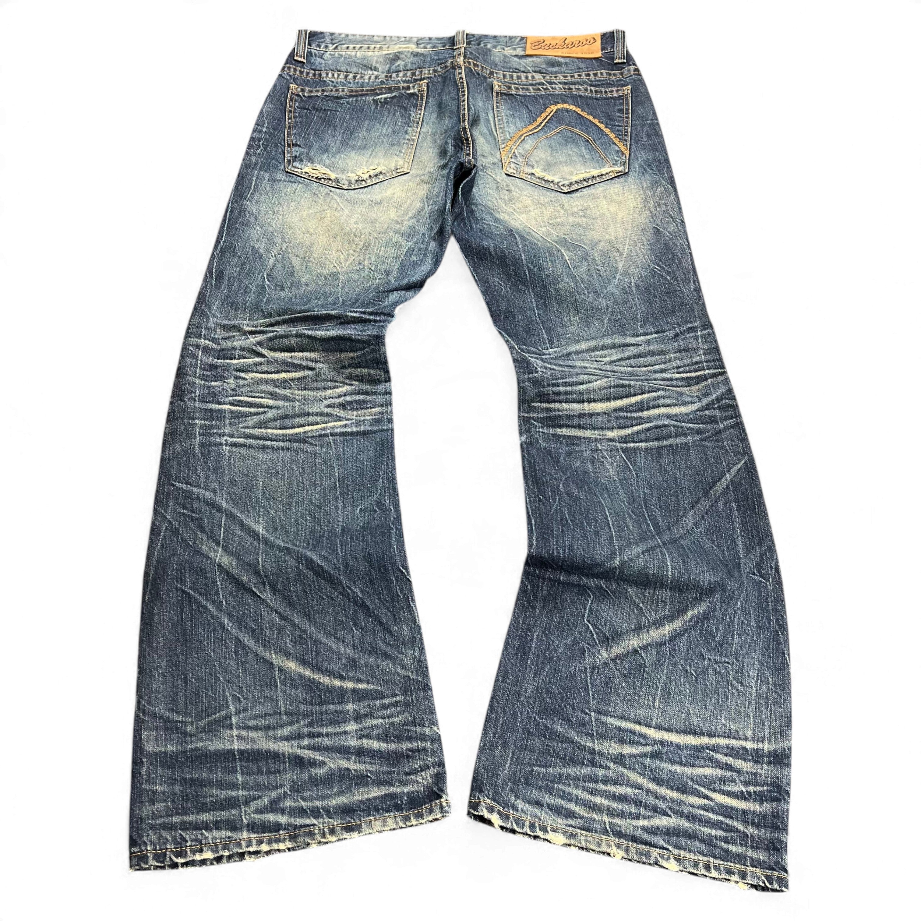 TWC Vintage Buckaroo Bootcut Jeans in verwaschenem Blau mit markanten Whiskering-Details und Leder-Patch auf der Rückseite