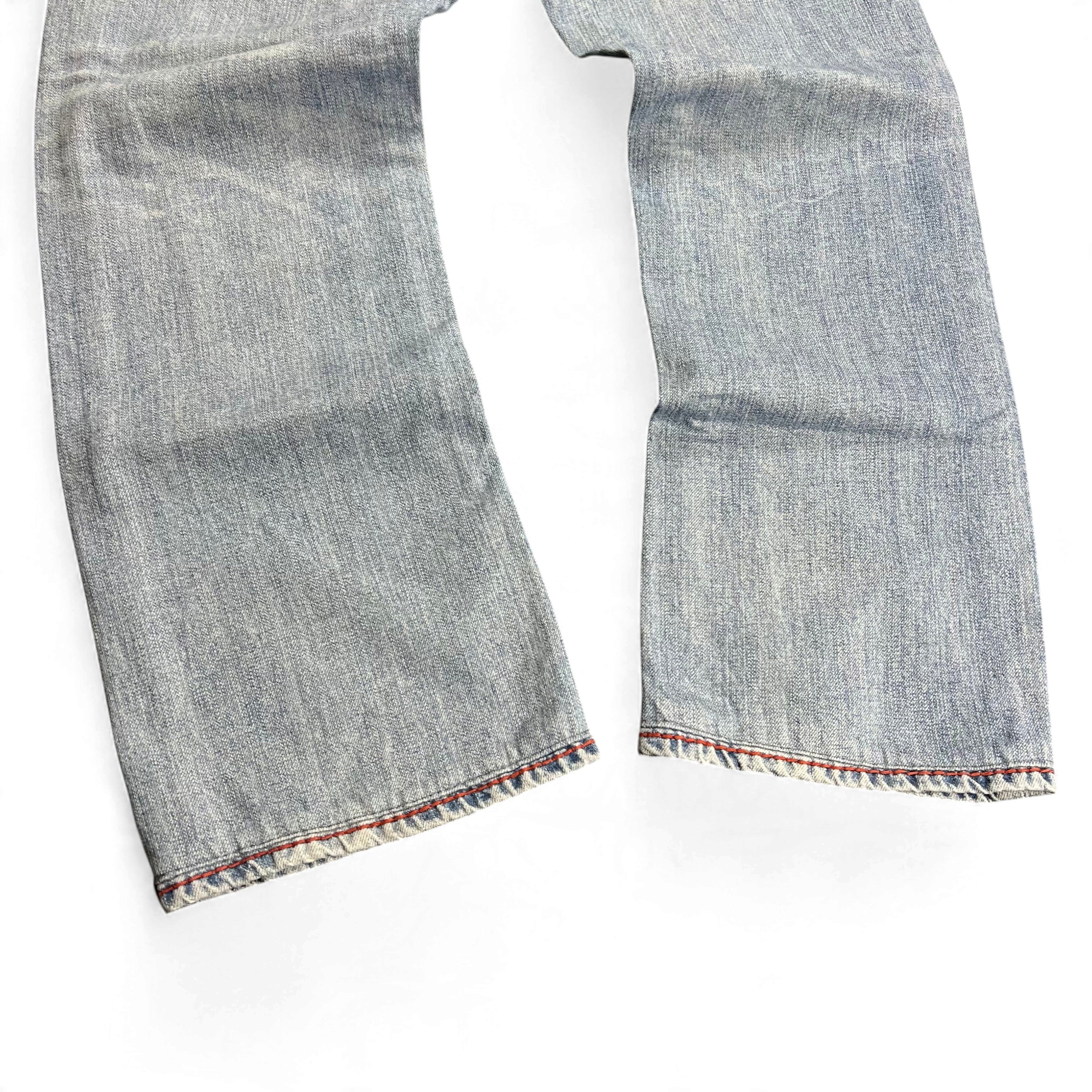 TWC Vintage True Religion Straight Jeans in hellblauem Denim mit markanten roten Kontrastnähten am Saum