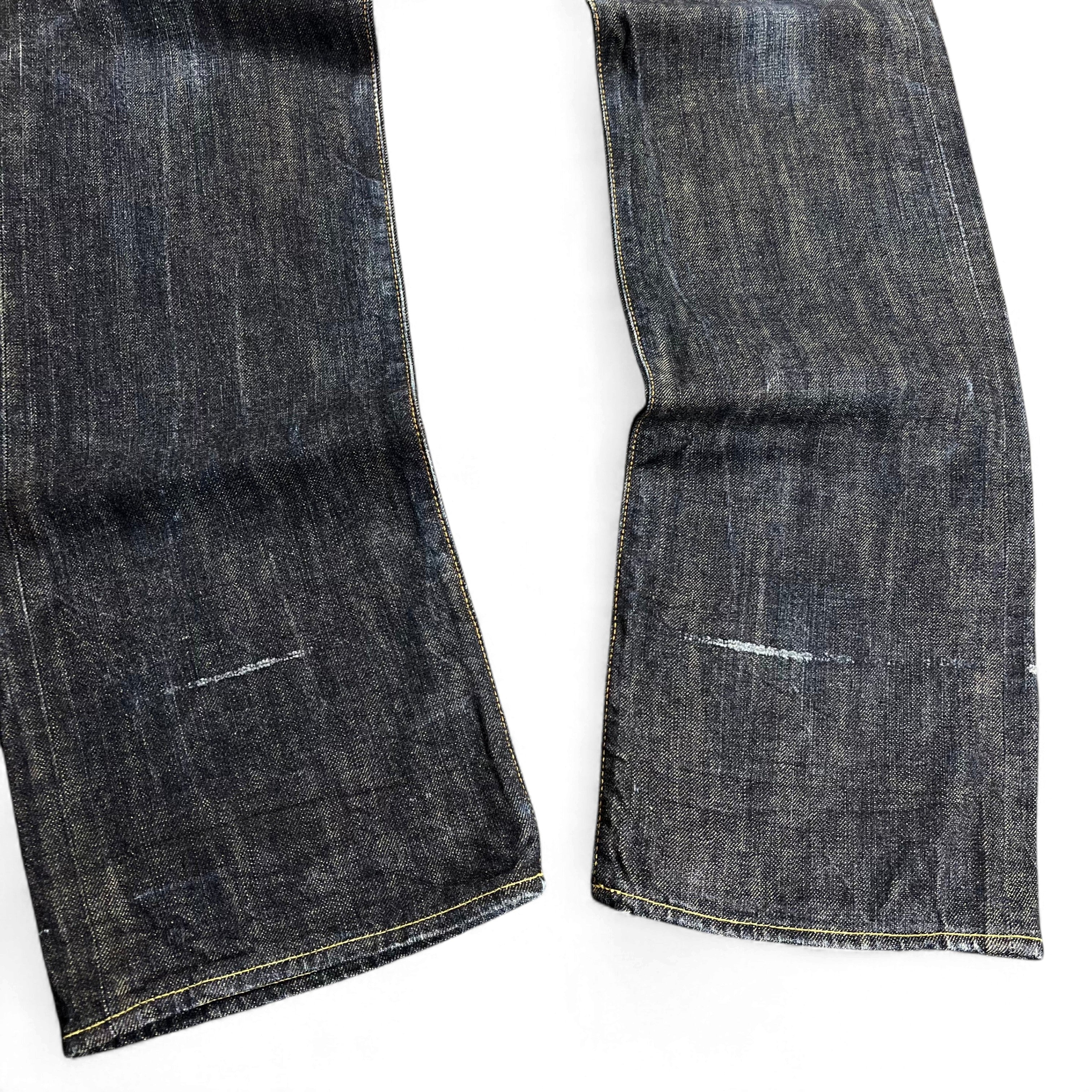 TWC Vintage Edwin Jeans aus japanischem Selvedge-Denim in Dunkelblau mit sichtbaren Tragespuren an den Beinenden