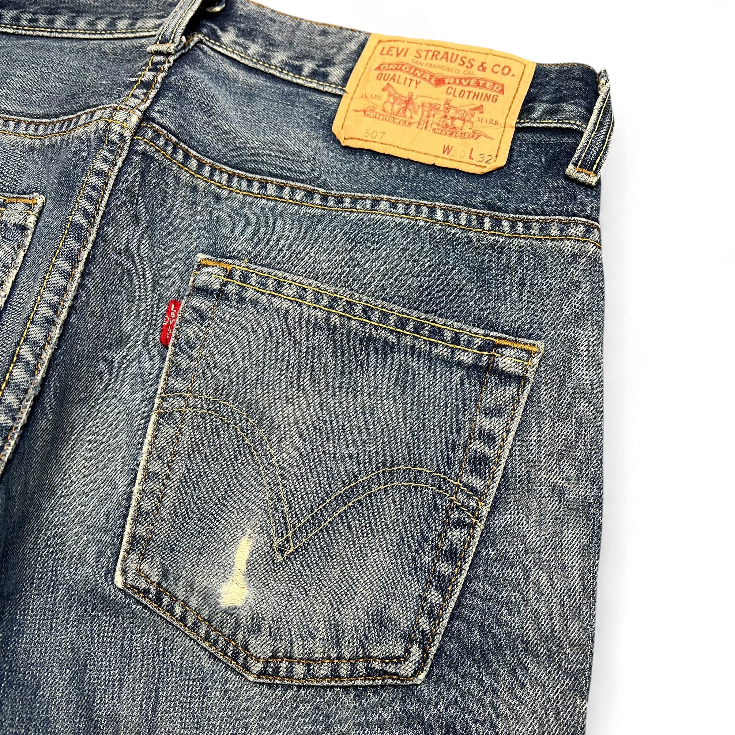 TWC Vintage Levi's 507 Bootcut Jeans in blauem Denim mit Lederpatch und Gesäßtasche