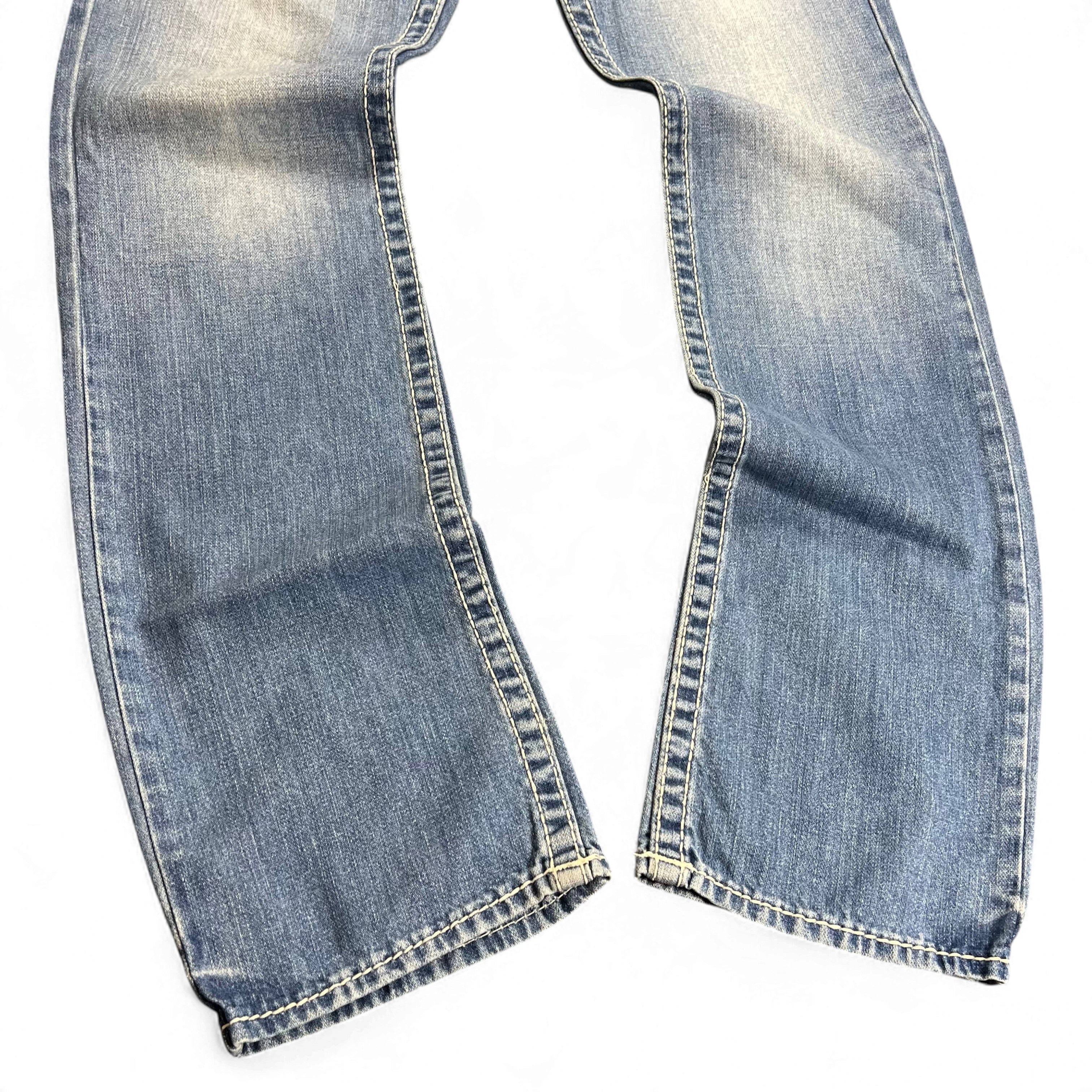 TWC Vintage True Religion Straight Jeans in verwaschenem Blau mit markanten Kontrastnähten und geradem Bein
