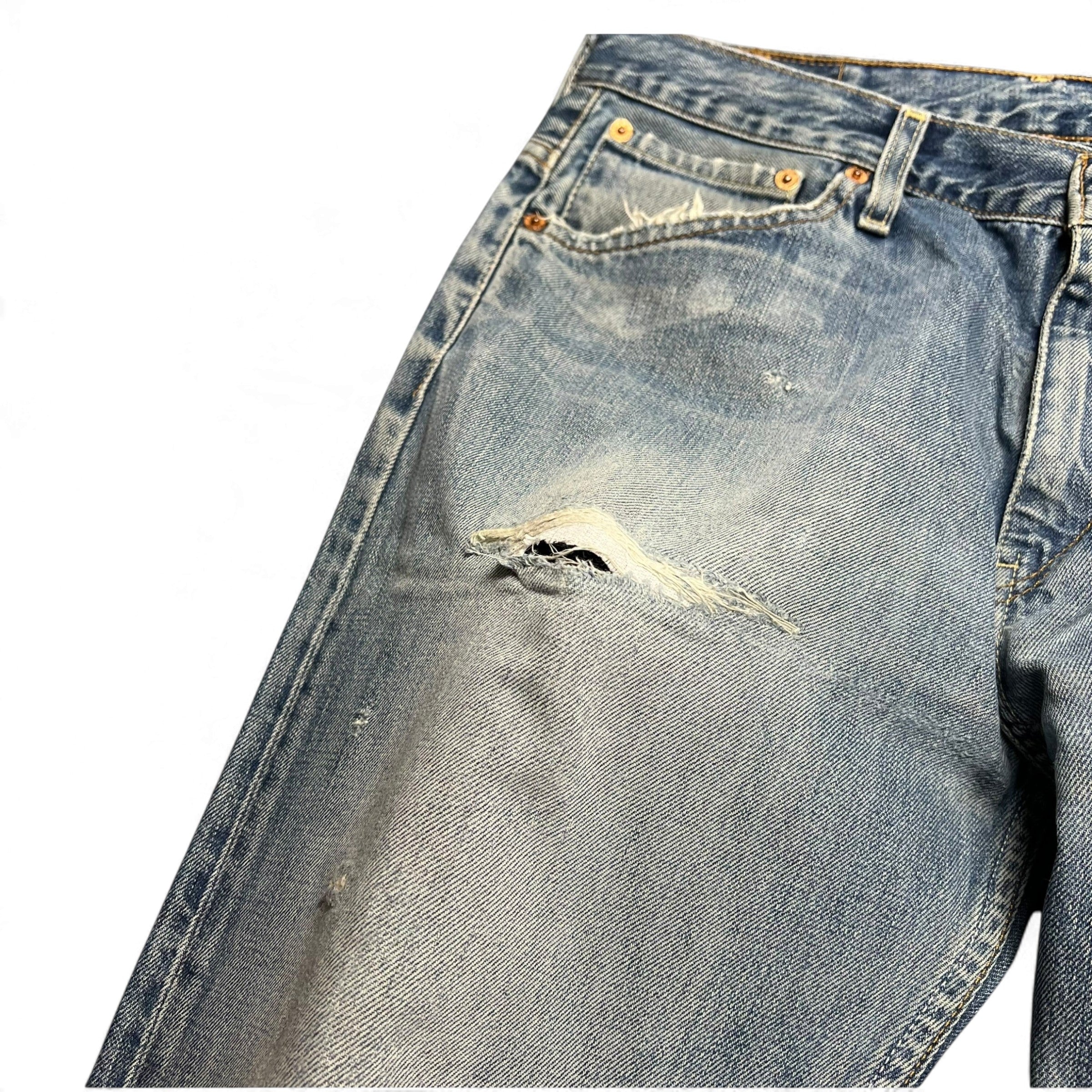 TWC Vintage Levi’s 507 Bootcut Jeans in hellblauem Denim mit Distressed-Details und Riss am Oberschenkel