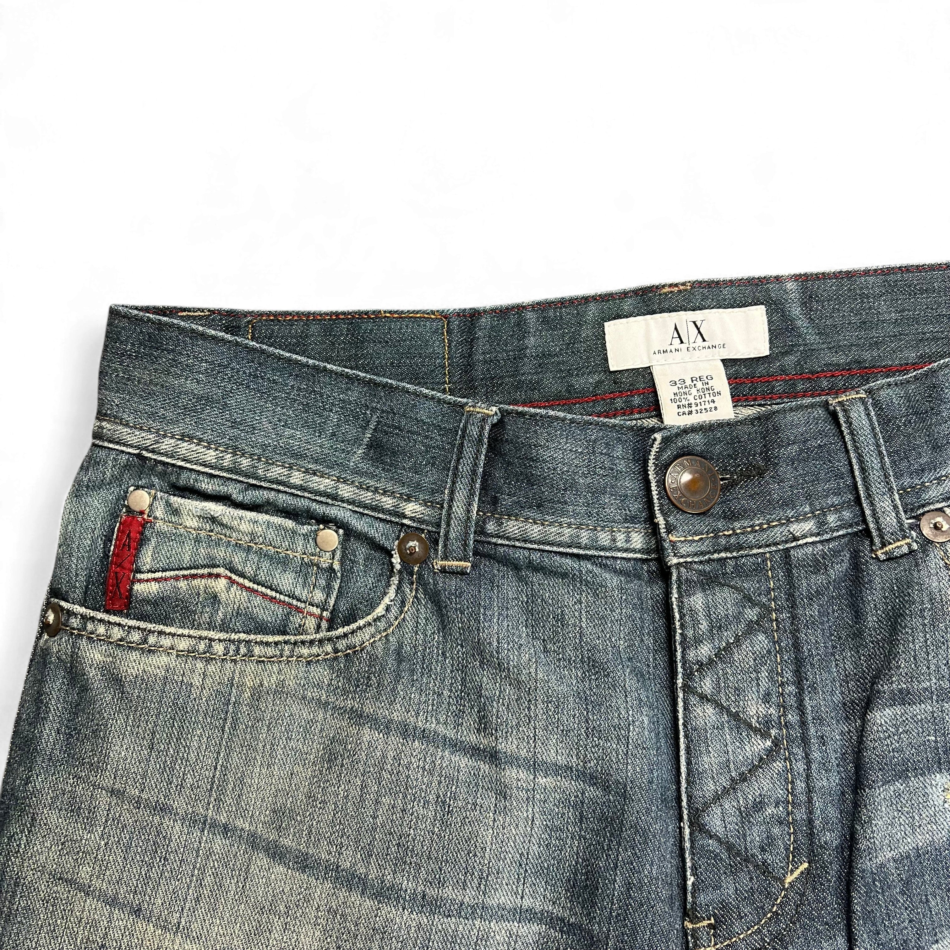 TWC Vintage Armani Exchange Jeans in verwaschenem Blau mit rotem Logodetail an der Tasche und Knopfverschluss