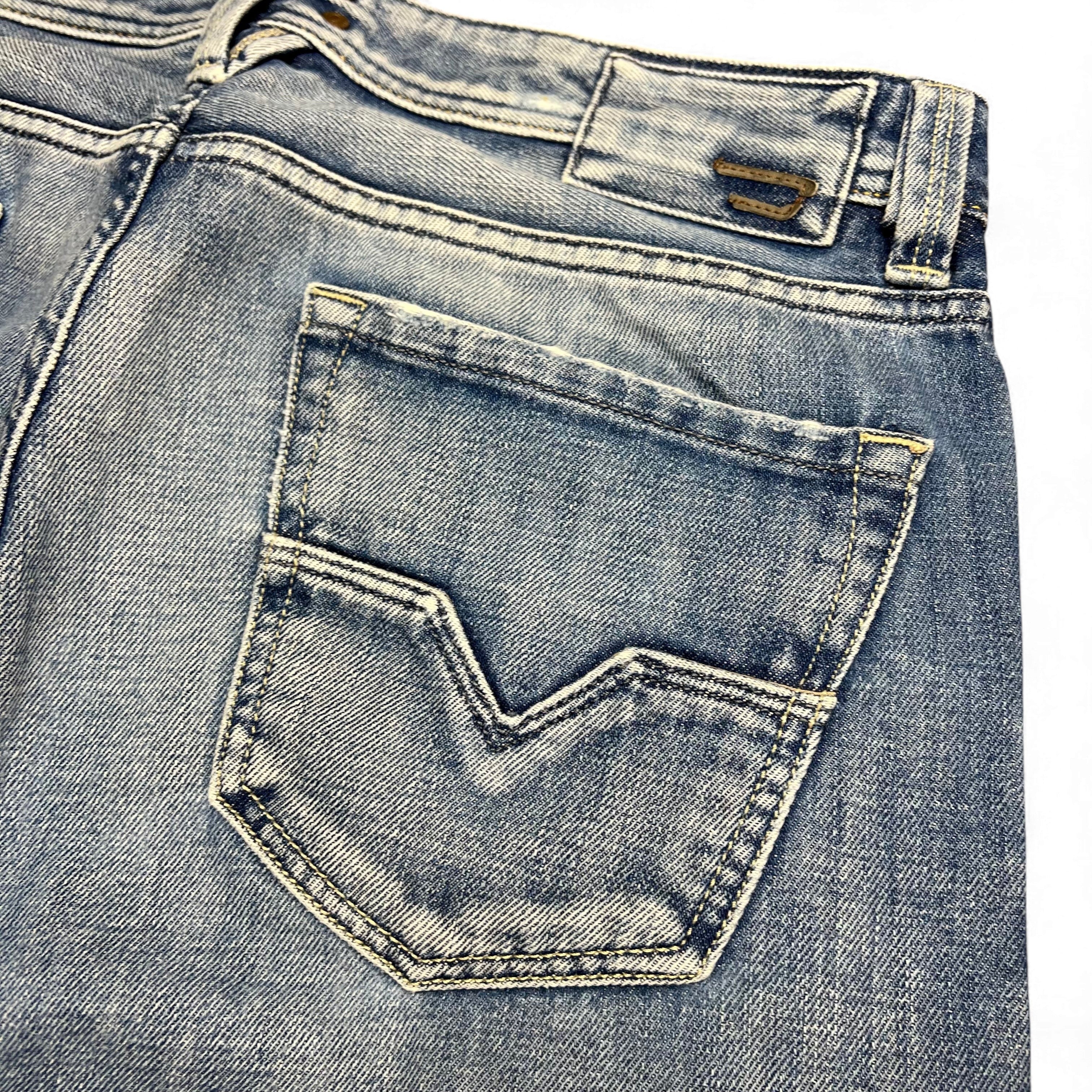 TWC Vintage Diesel Larkee Straight Jeans in verwaschenem Blau mit charakteristischer Gesäßtaschen-Stickerei