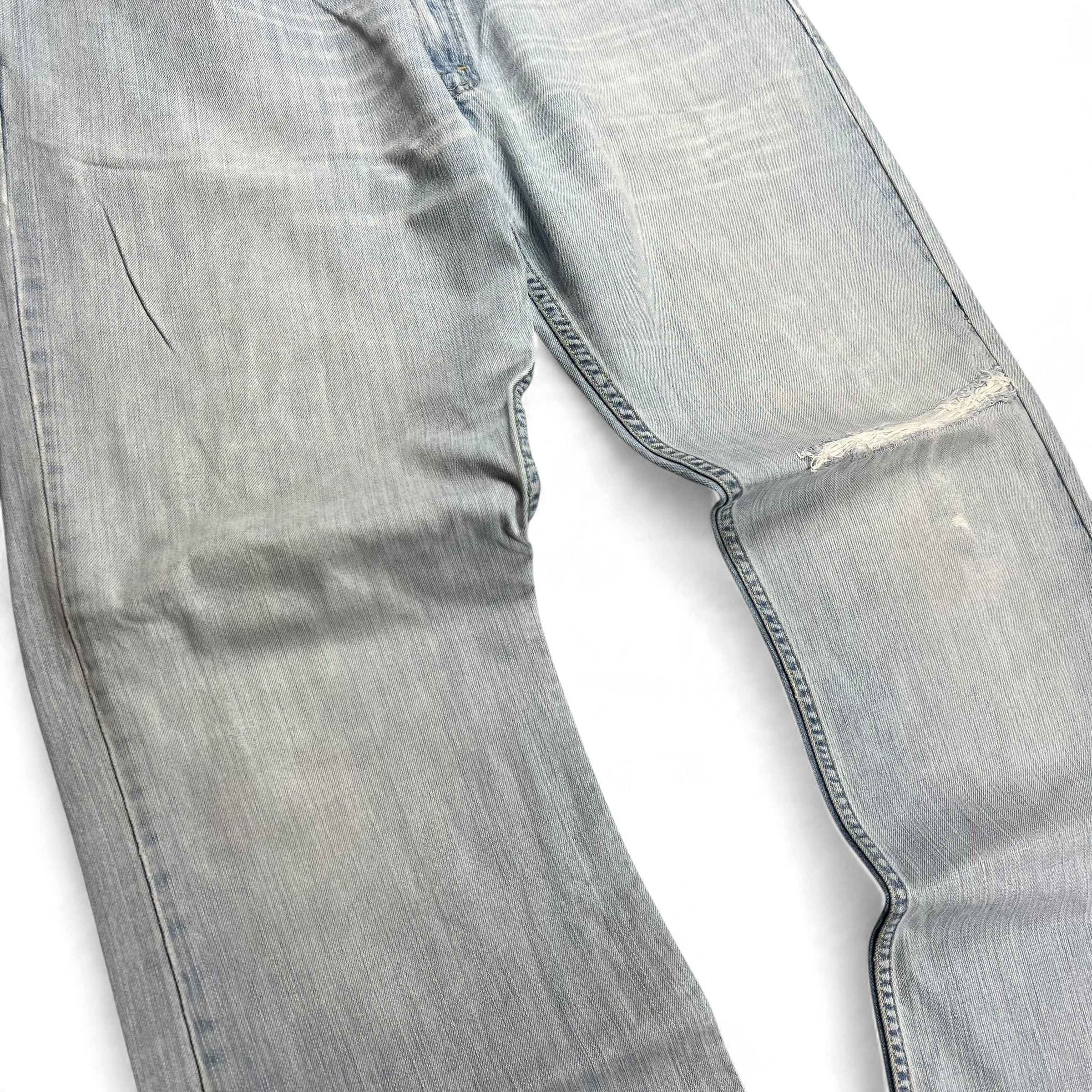 TWC Vintage Levi’s 527 Bootcut Jeans in hellblauem Denim mit Distressed-Details und leichtem Used-Look