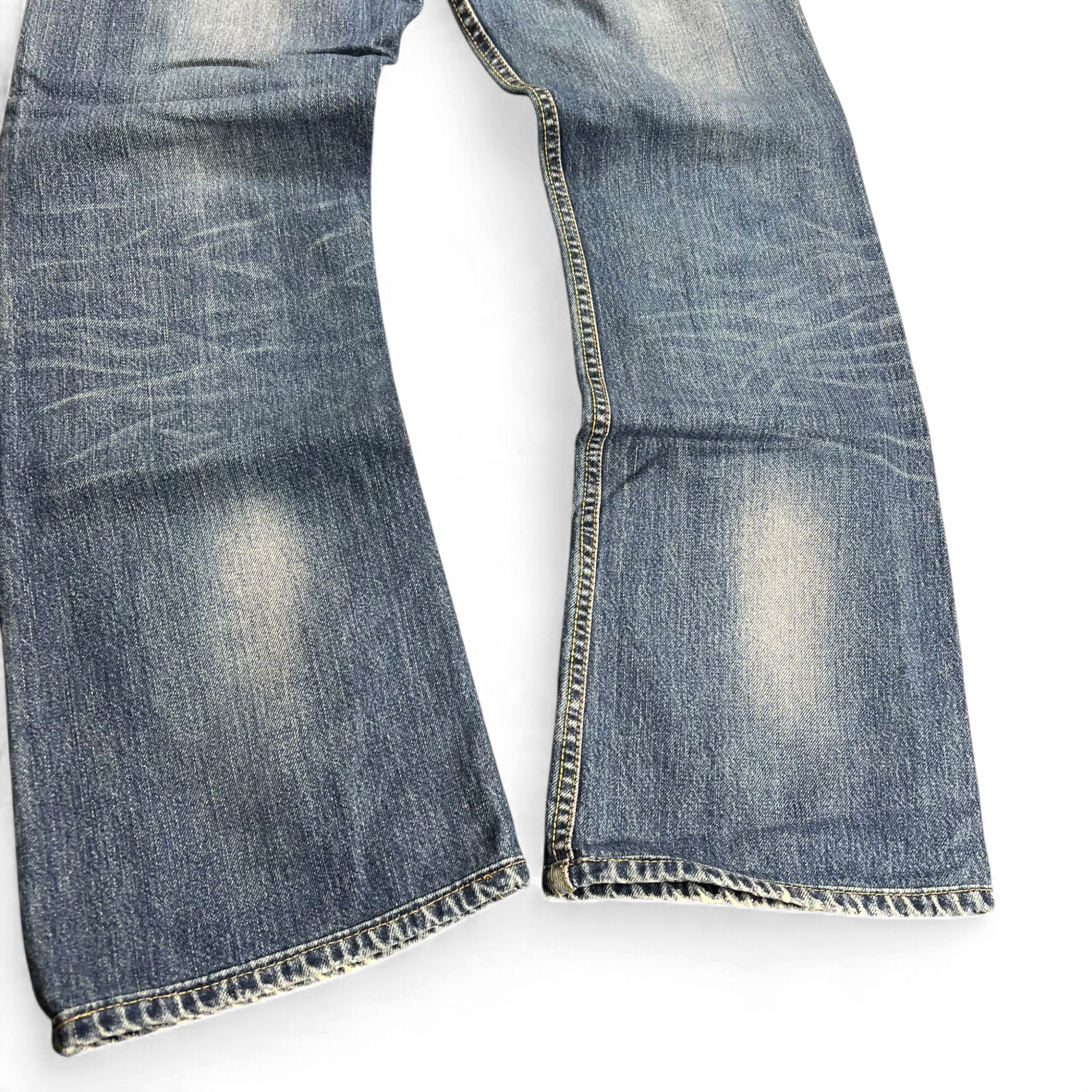 TWC Vintage Levi’s 507 Bootcut Jeans in blauem Denim mit leichter Waschung und ausgefransten Säumen