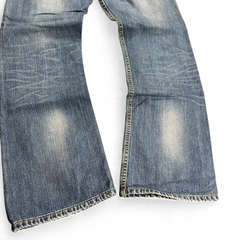 TWC Vintage Levi’s 507 Bootcut Jeans in blauem Denim mit leichter Waschung und ausgefransten Säumen