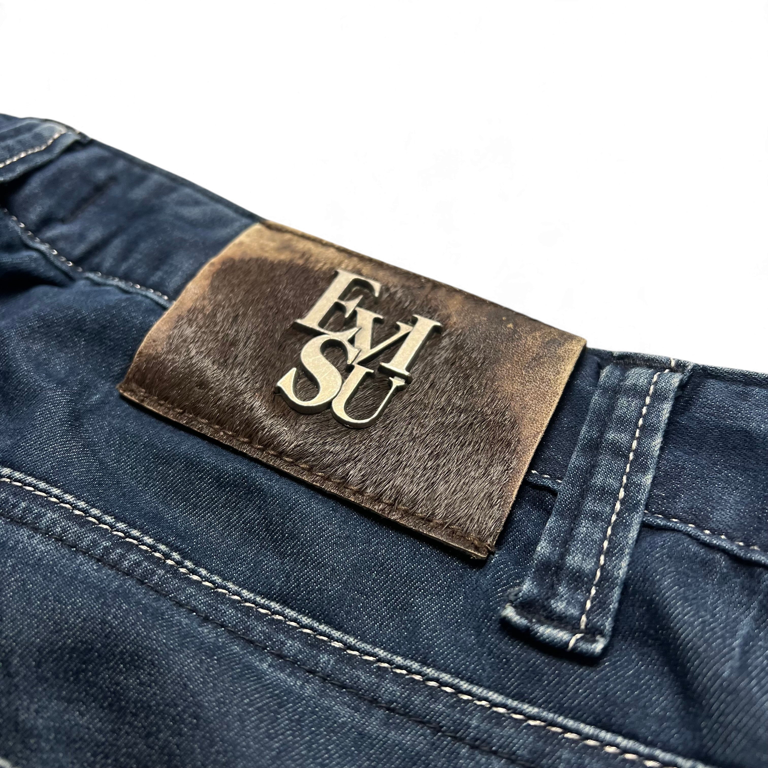 TWC Vintage Evisu KC Straight Jeans mit braunem Fell-Label und silbernem Logo-Detail auf dunkelblauem Denim