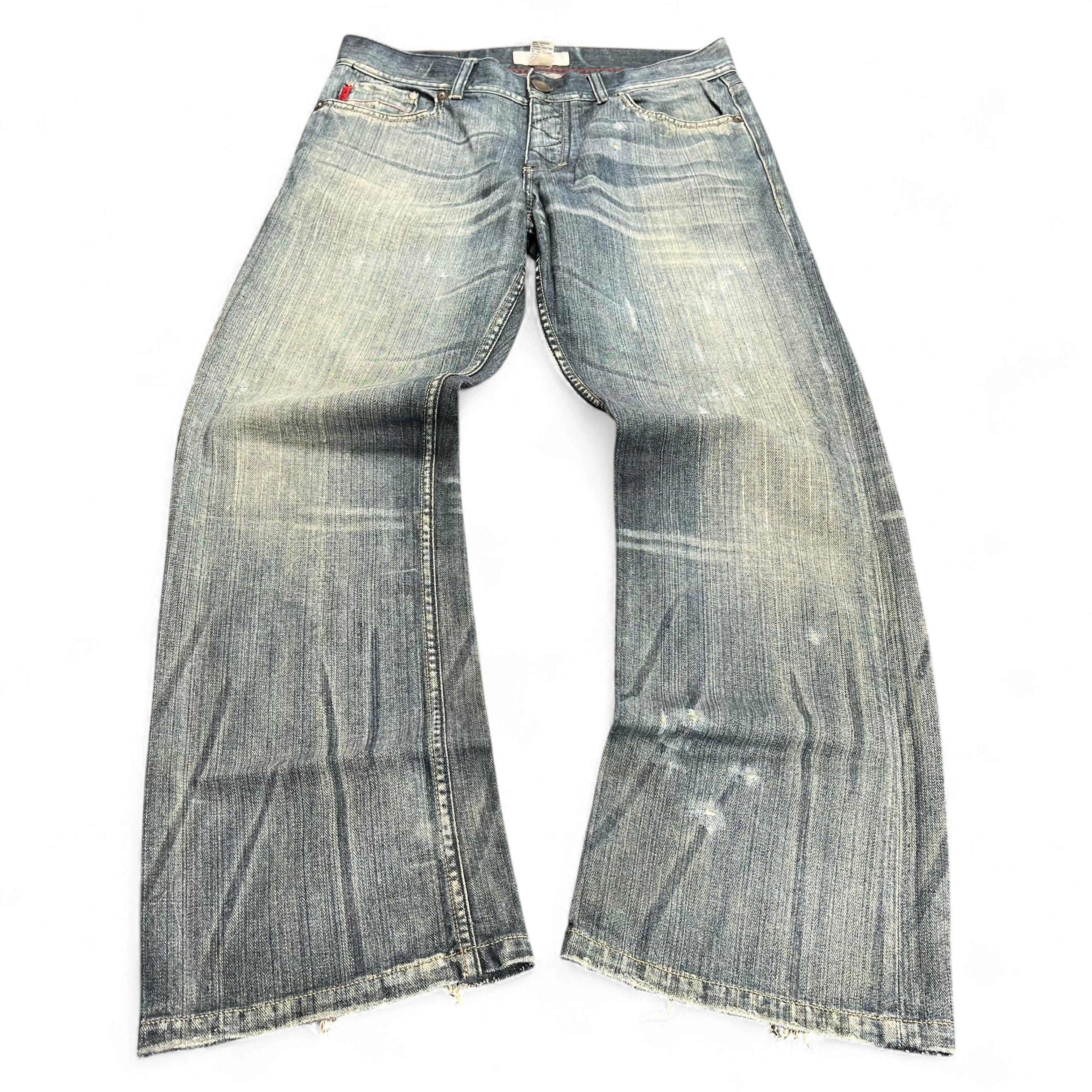 TWC Vintage Armani Jeans im Baggy-Schnitt mit verwaschener blauer Optik und ausgefransten Beinabschlüssen