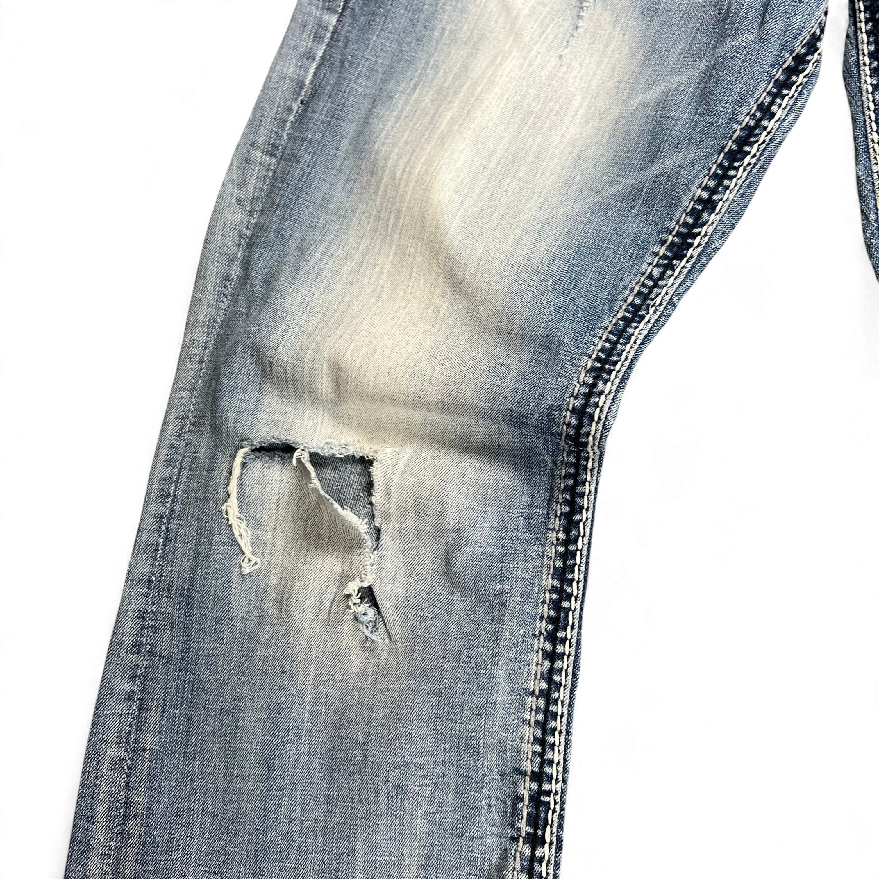 TWC Vintage Rock Revival Jeans in hellblauem Denim mit Distressed-Effekt und markanten Ziernähten am Bein
