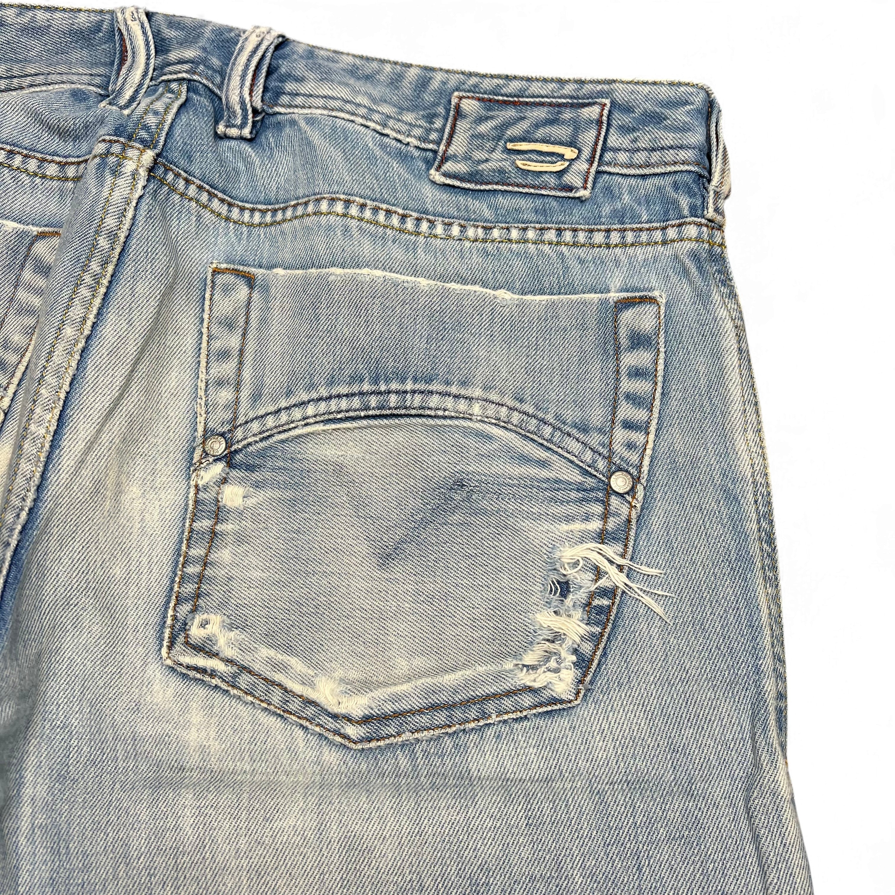 TWC Vintage Diesel Zatiny Bootcut Jeans in hellblauem Denim mit Distressed-Details und Gesäßtasche