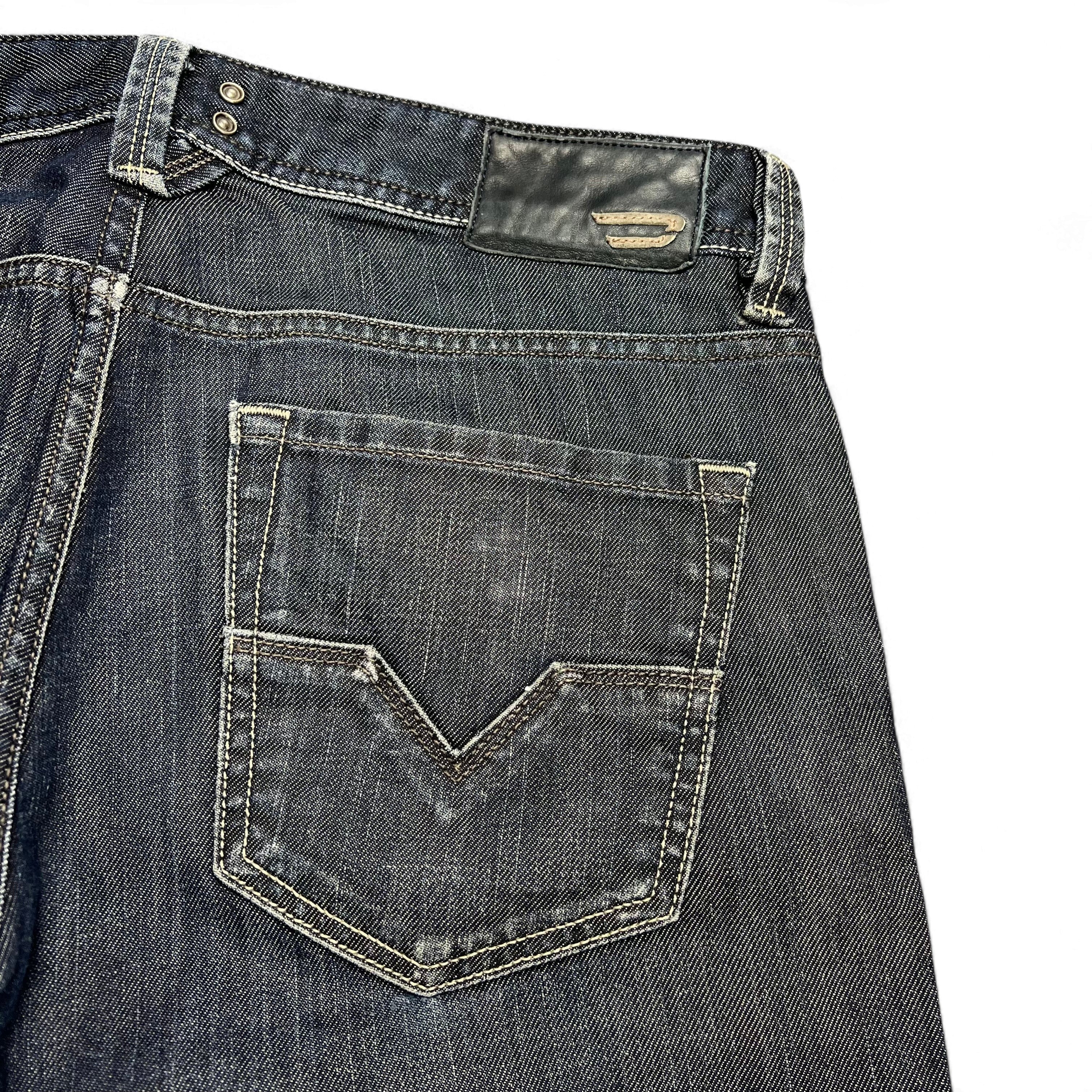 TWC Vintage Diesel Larkee Straight Jeans in dunkelblauem Denim mit markantem Leder-Patch und Gesäßtasche