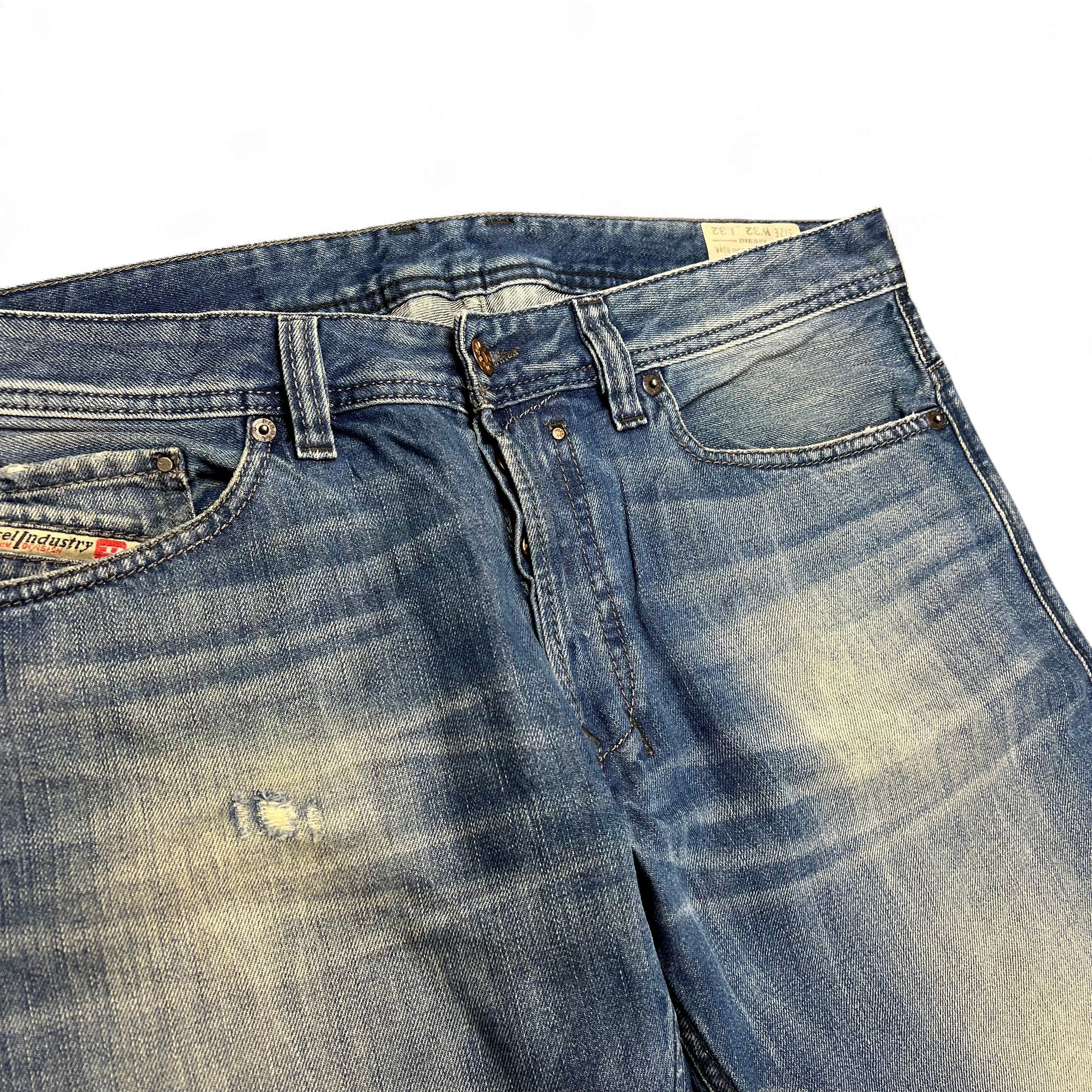 TWC Vintage Diesel Safado Straight Jeans in verwaschenem Blau mit Used-Look und Knopfleiste
