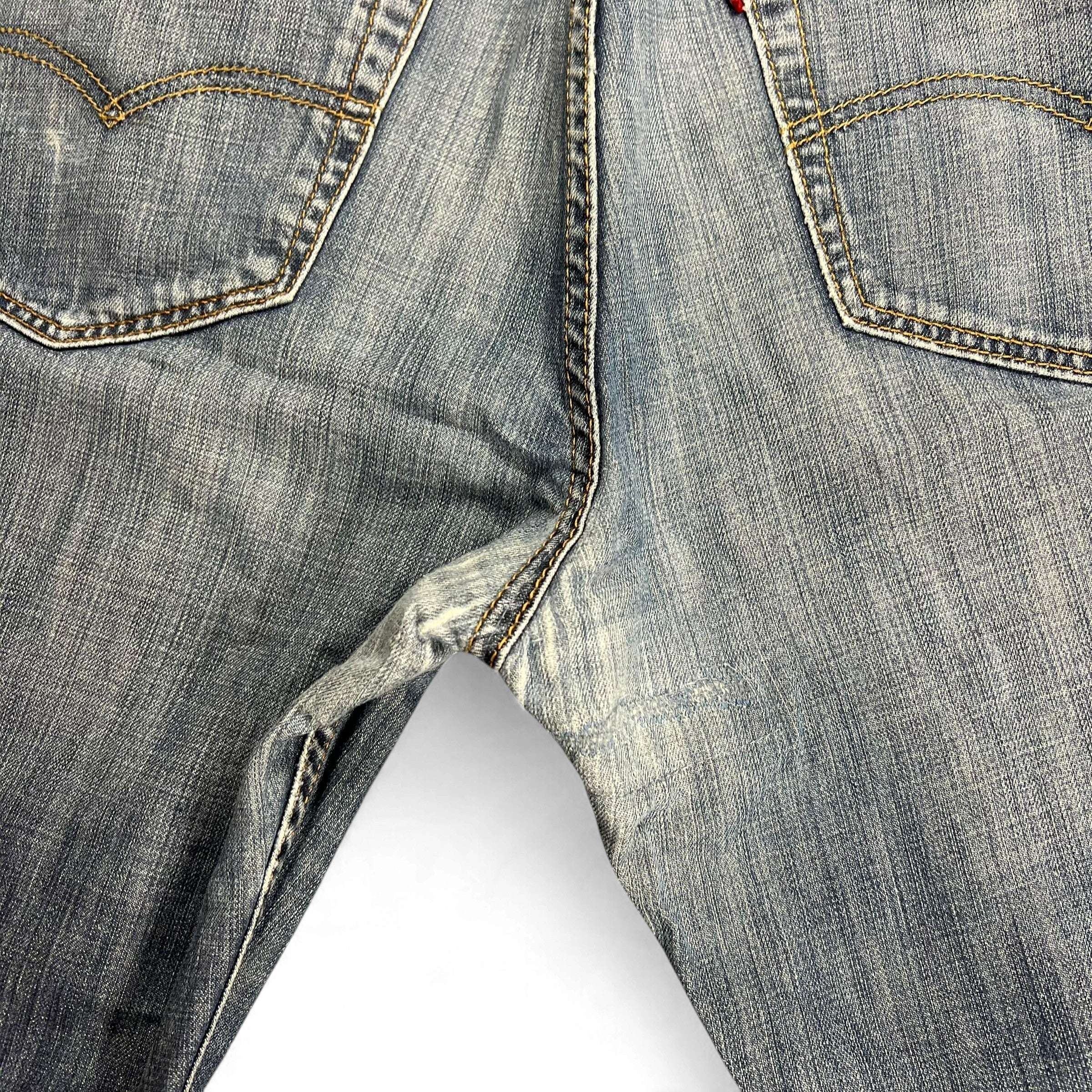 TWC Vintage Levi’s 527 Bootcut Jeans in hellblauem Denim mit klassischer Kontrastnaht und Gesäßtaschen