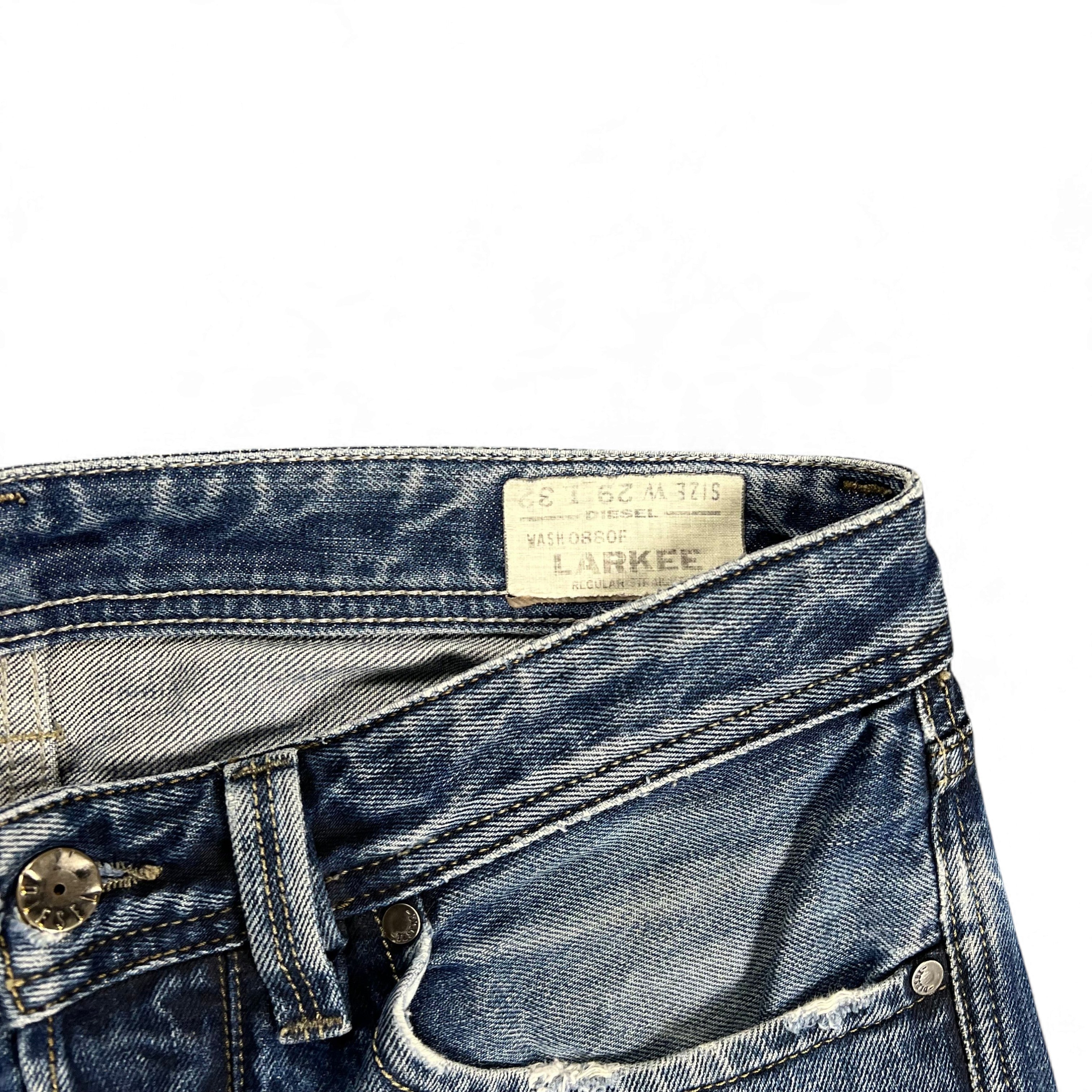 TWC Vintage Diesel Larkee Straight Jeans in verwaschenem Blau mit Markenlabel am Bund