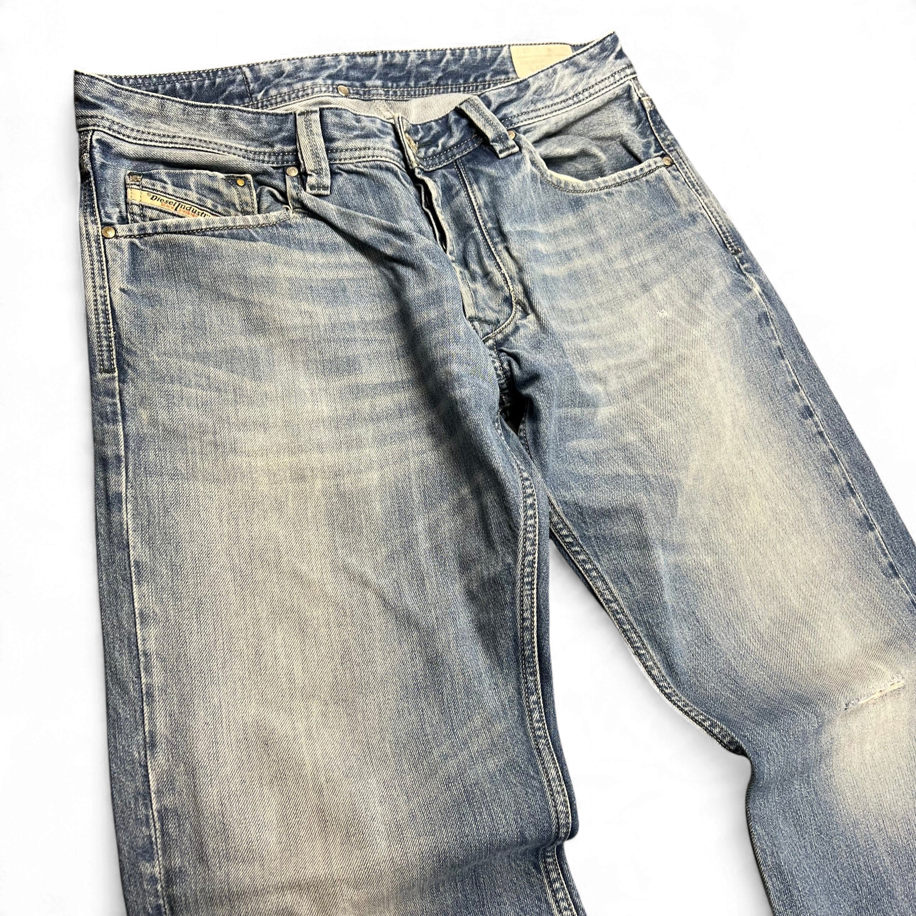 TWC Vintage Diesel Larkee Straight Jeans in hellblauer Waschung mit klassischem Five-Pocket-Design