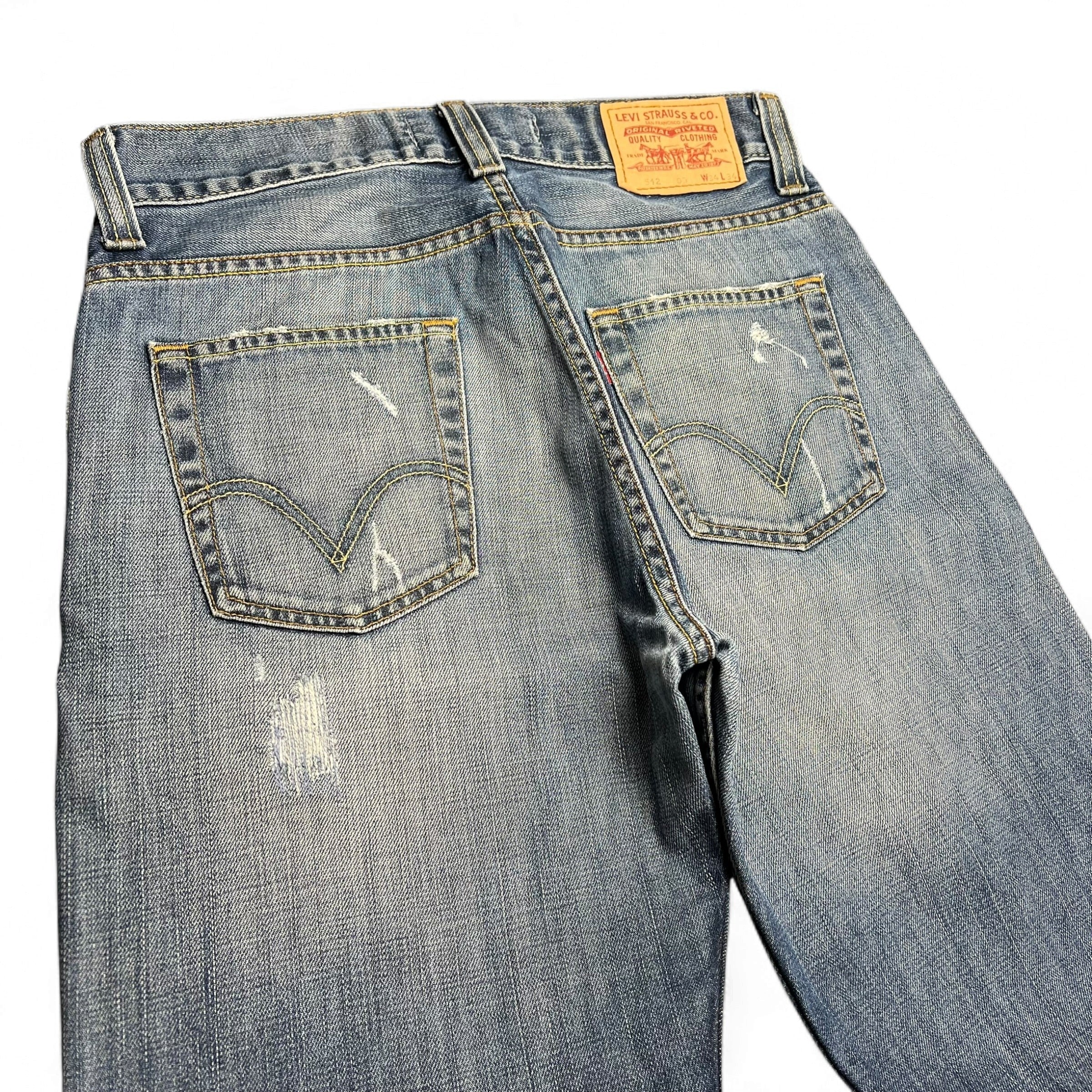 TWC Vintage Levi’s 512 Bootcut Jeans in hellblauem Denim mit Distressed-Details und Leder-Patch auf der Rückseite