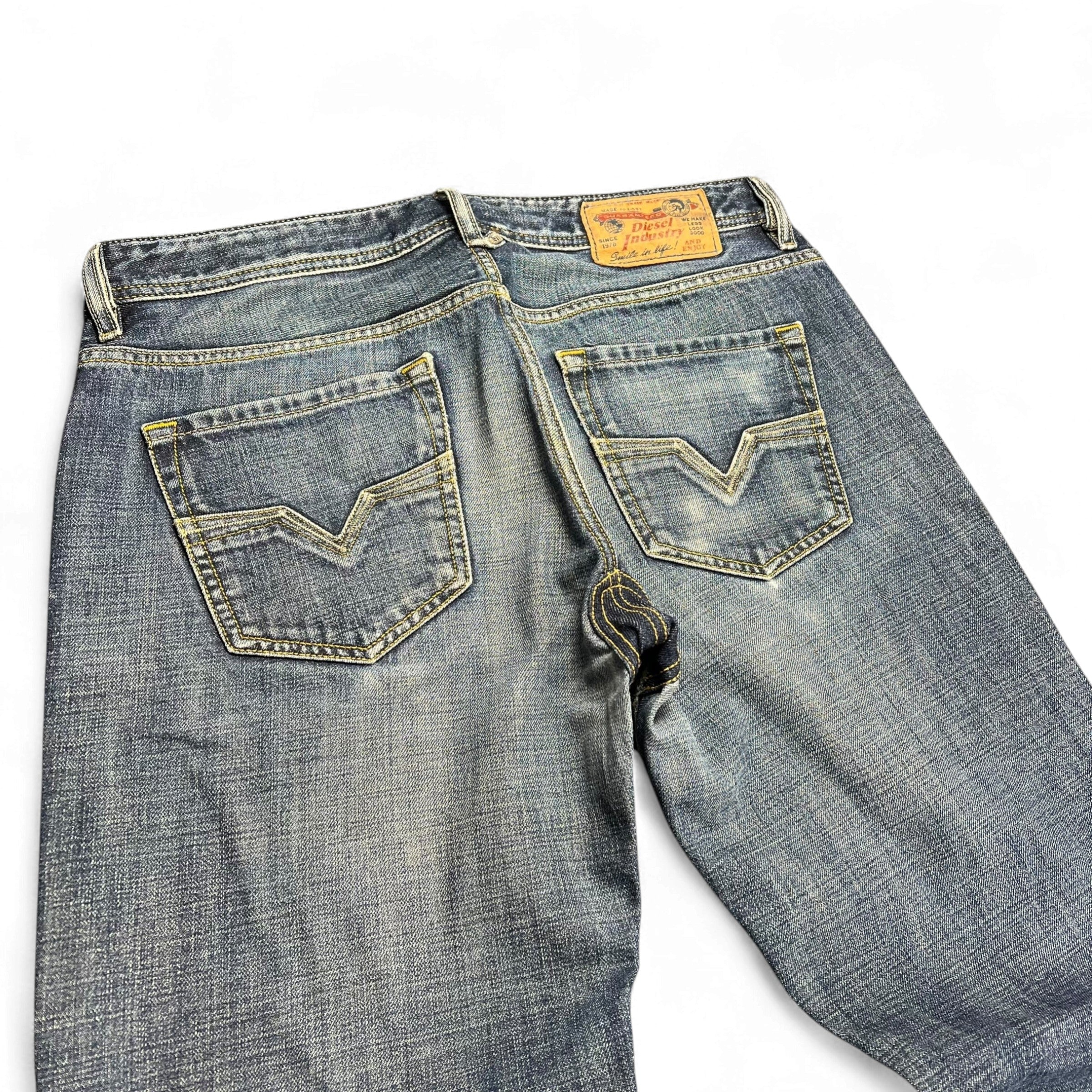 TWC Vintage Diesel Larkee Straight Jeans in verwaschenem Blau mit markanten Gesäßtaschen und Leder-Label