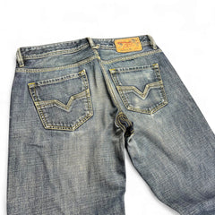 TWC Vintage Diesel Larkee Straight Jeans in verwaschenem Blau mit markanten Gesäßtaschen und Leder-Label