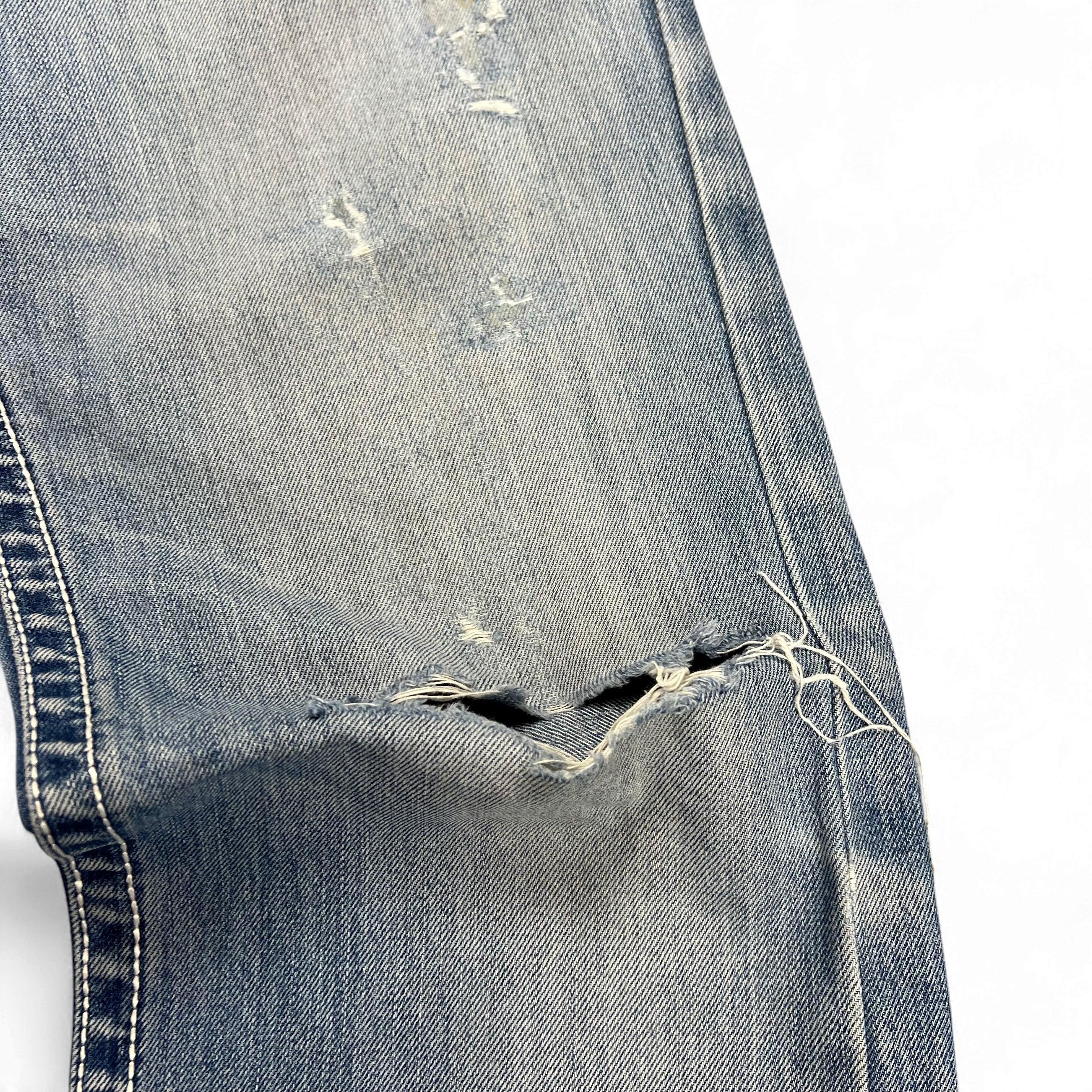TWC Vintage Rock Revival Baggy Jeans in hellblauem Denim mit Distressed-Details und Rissen am Knie