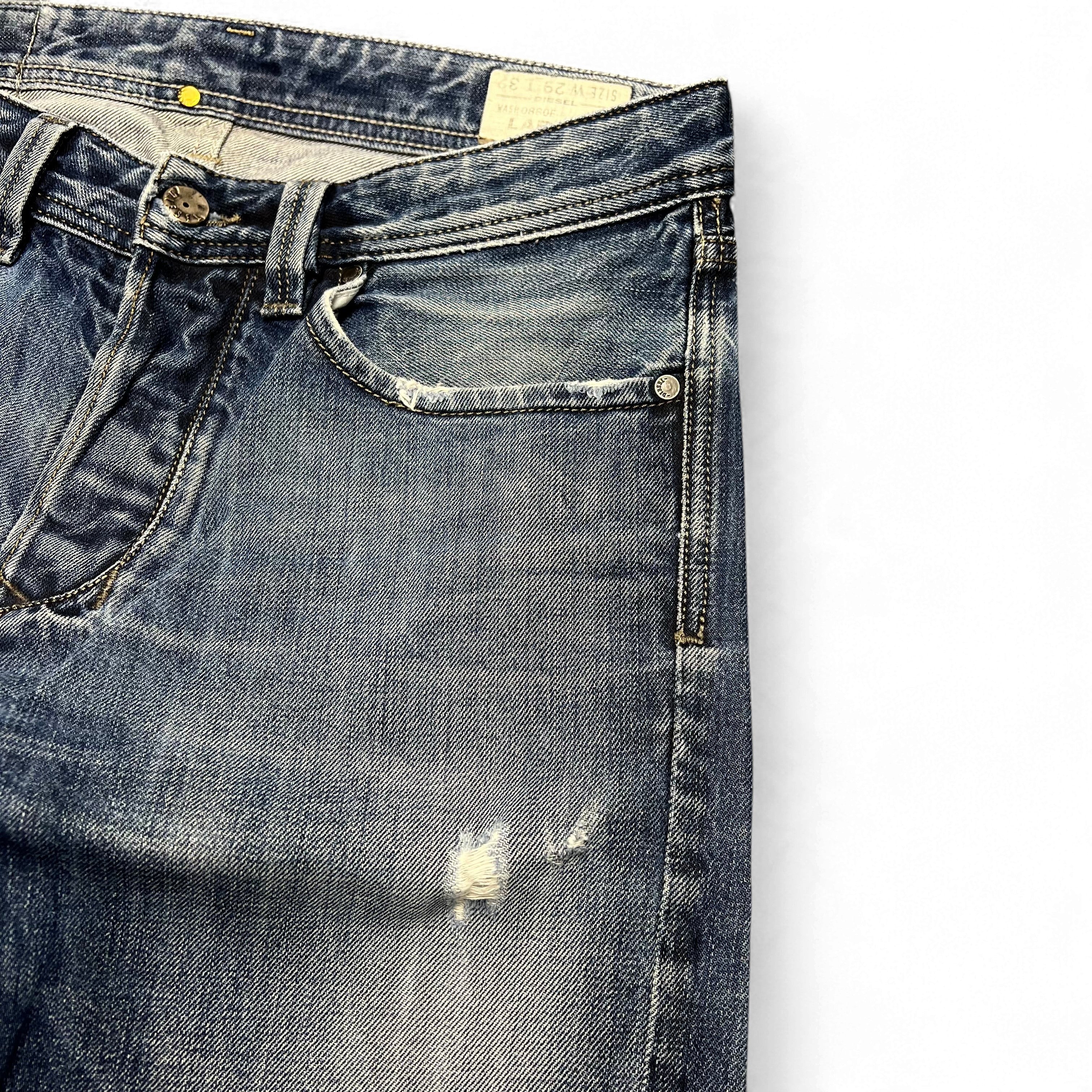 TWC Vintage Diesel Larkee Straight Jeans in verwaschenem Blau mit Distressed-Details und klassischem Five-Pocket-Design