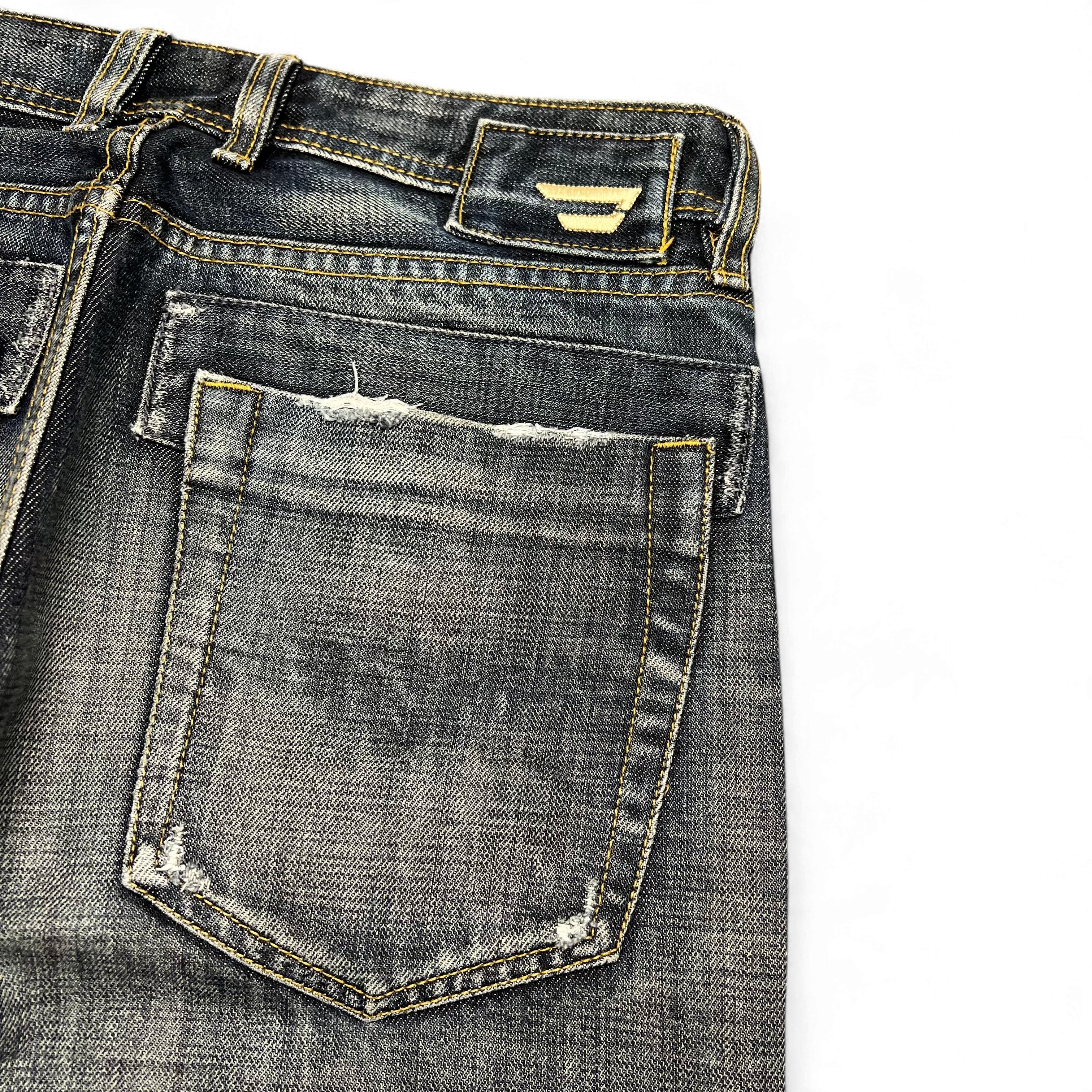 TWC Vintage Diesel Slim Jeans in verwaschenem Schwarz mit Distressed-Details und Logo-Patch an der Gesäßtasche