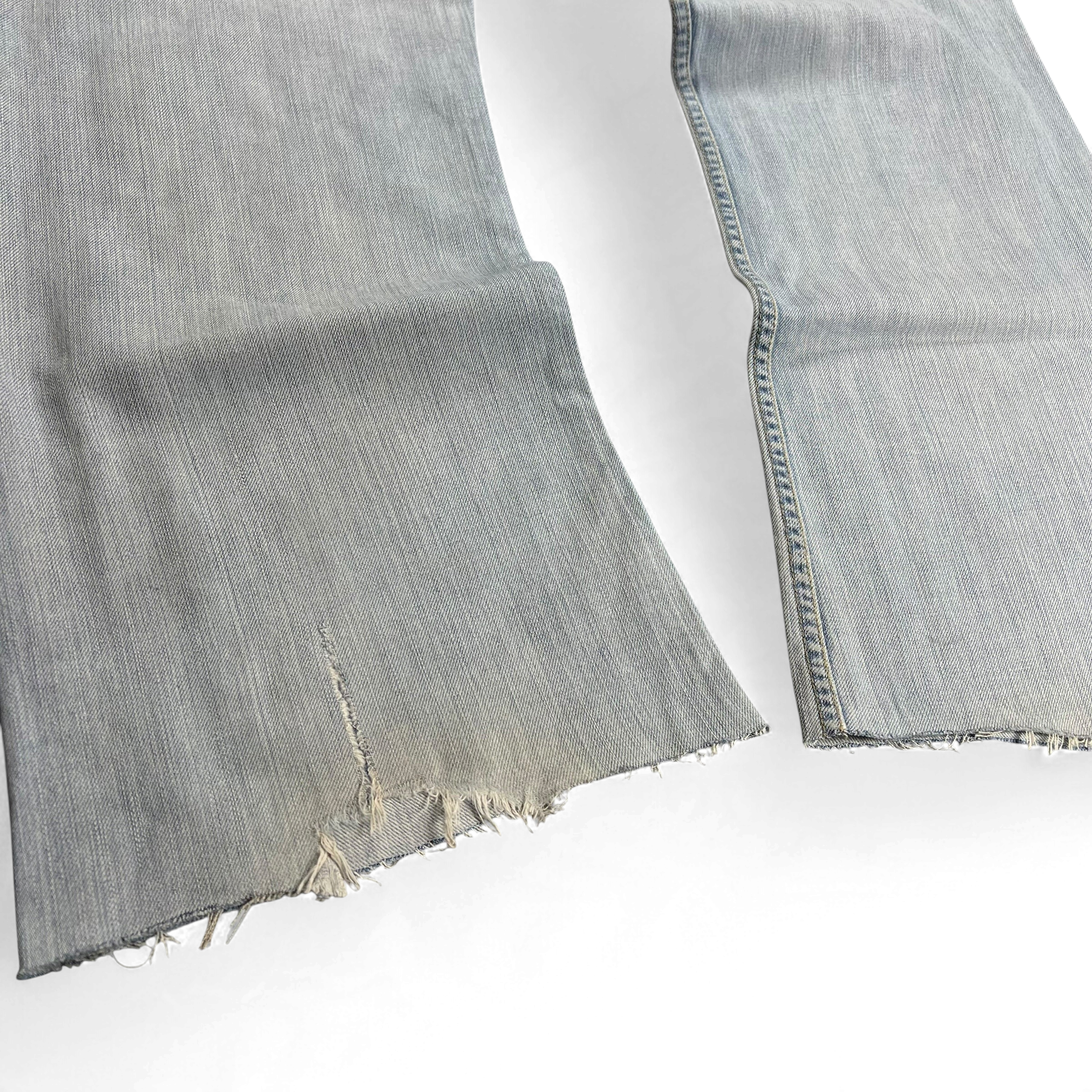 TWC Vintage Levi's 527 Bootcut Jeans in hellblauem Denim mit ausgefransten Säumen und Vintage-Details