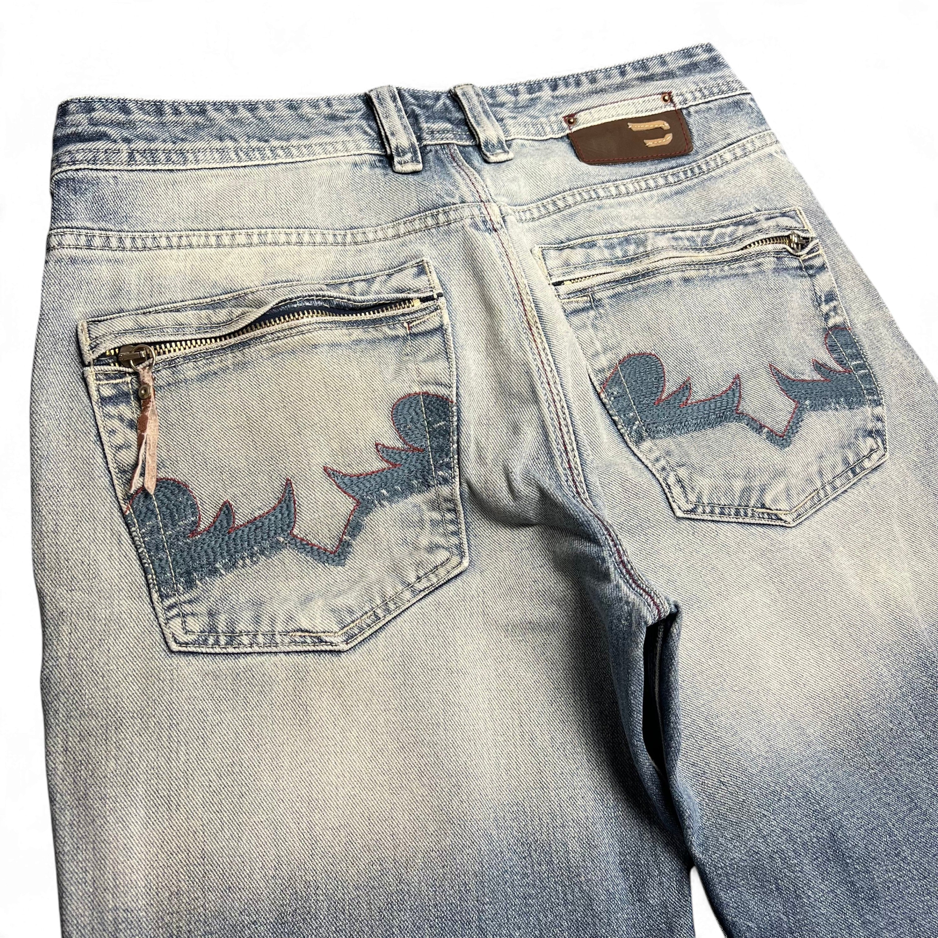 TWC Vintage Diesel Bootcut Jeans in hellblauem Denim mit Reißverschlusstaschen und Stickerei auf der Rückseite